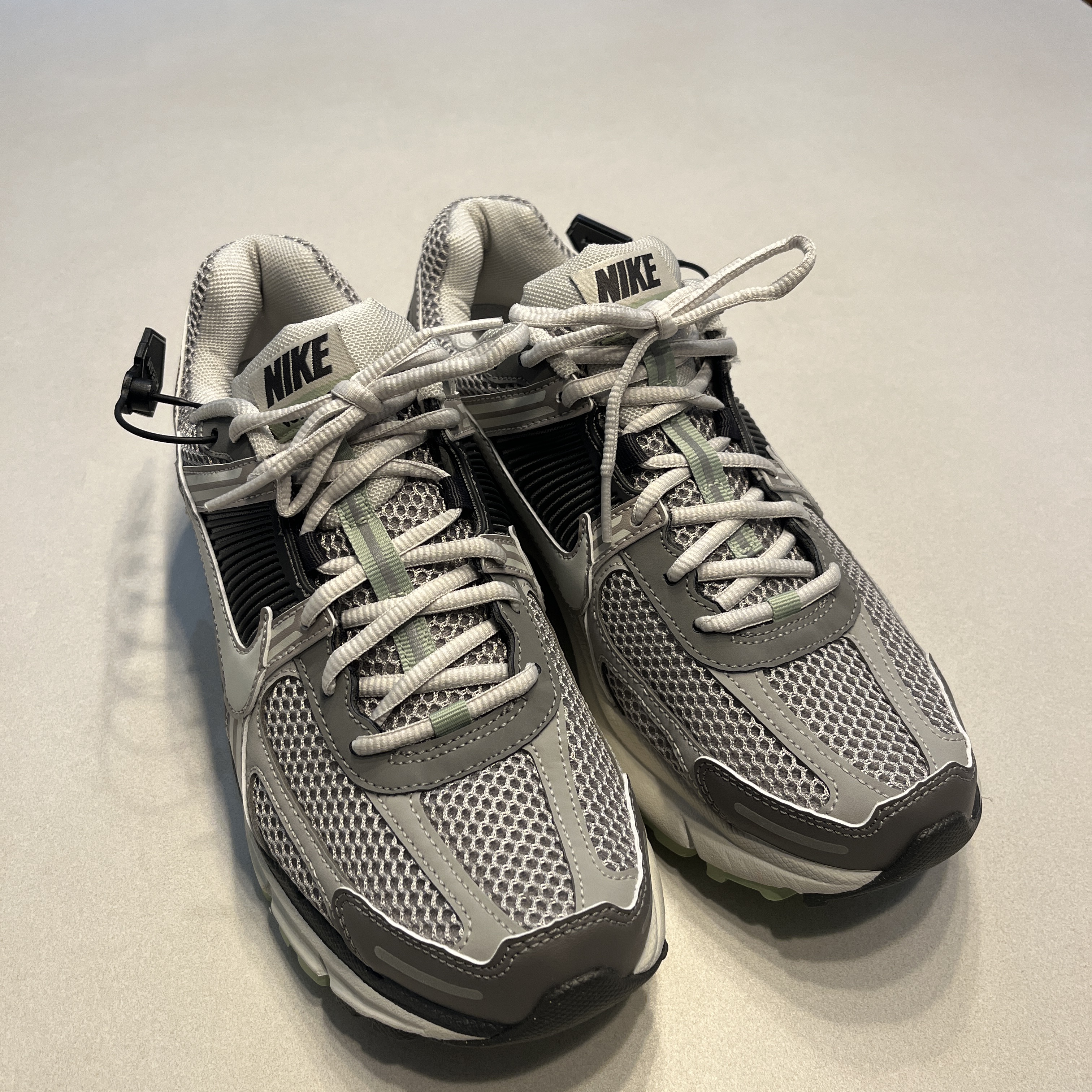 (W) Nike Zoom Vomero 5 Cobblestone and Flat Pewter 착용 스타일