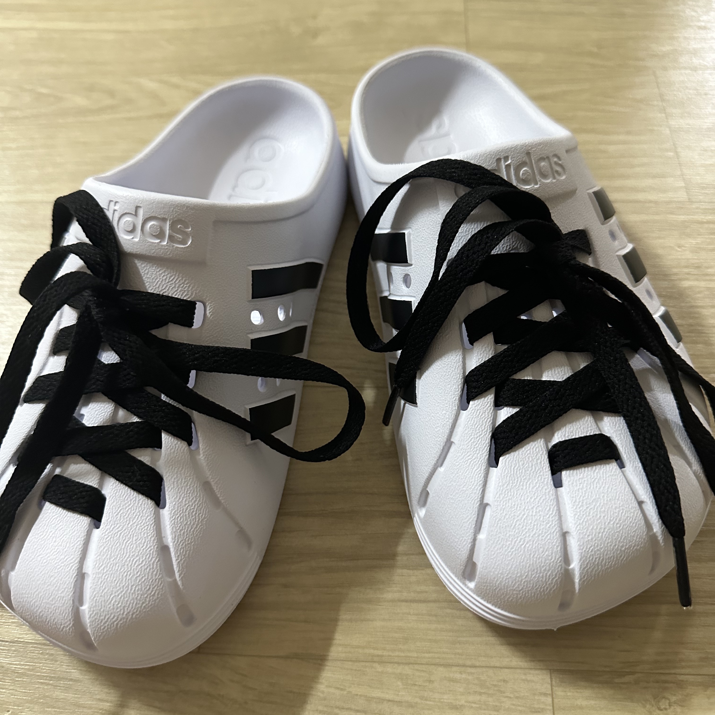 Adidas Adilette Clog White Black 착용 스타일 - 1