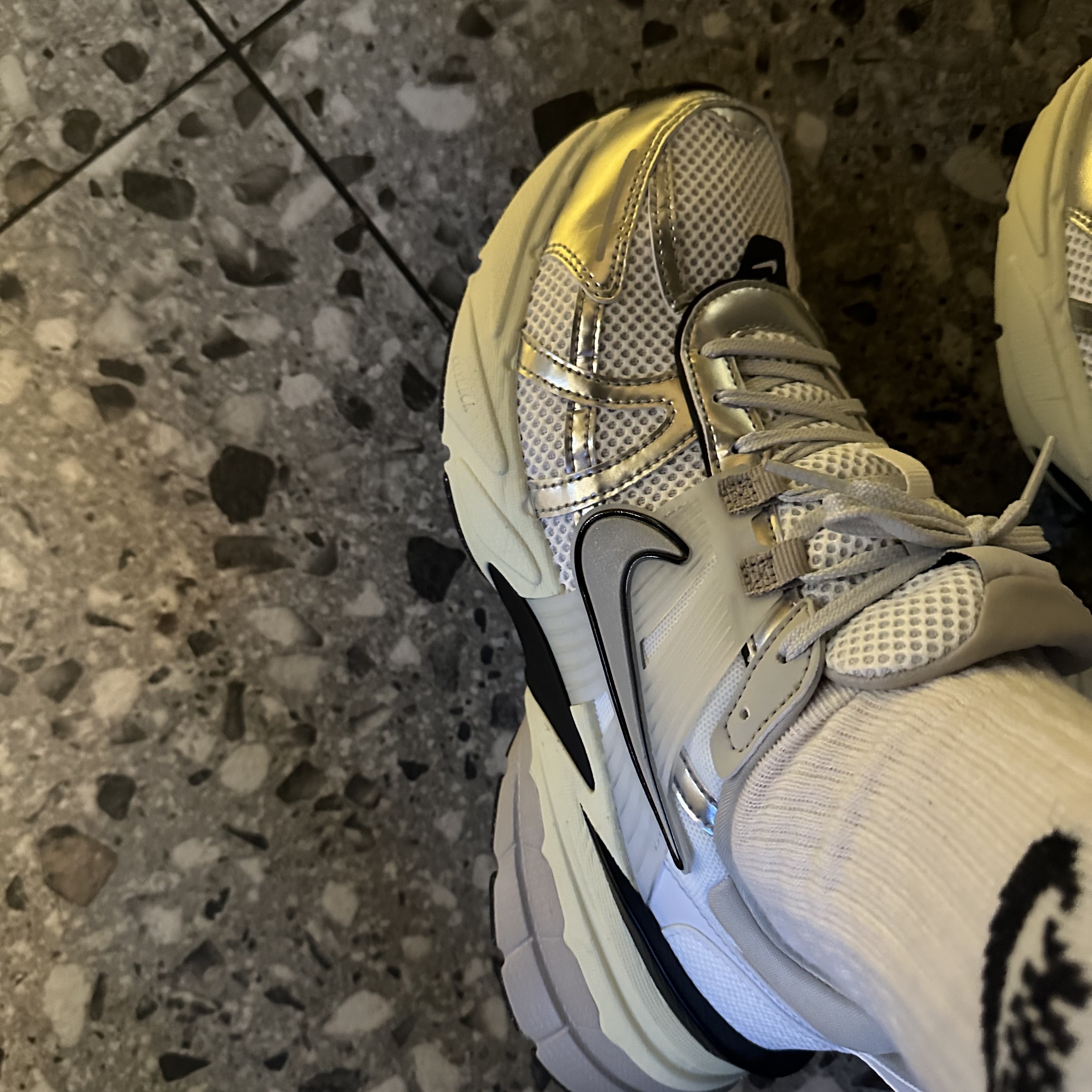 Nike V2K Run Summit White Metallic Silver 착용 스타일