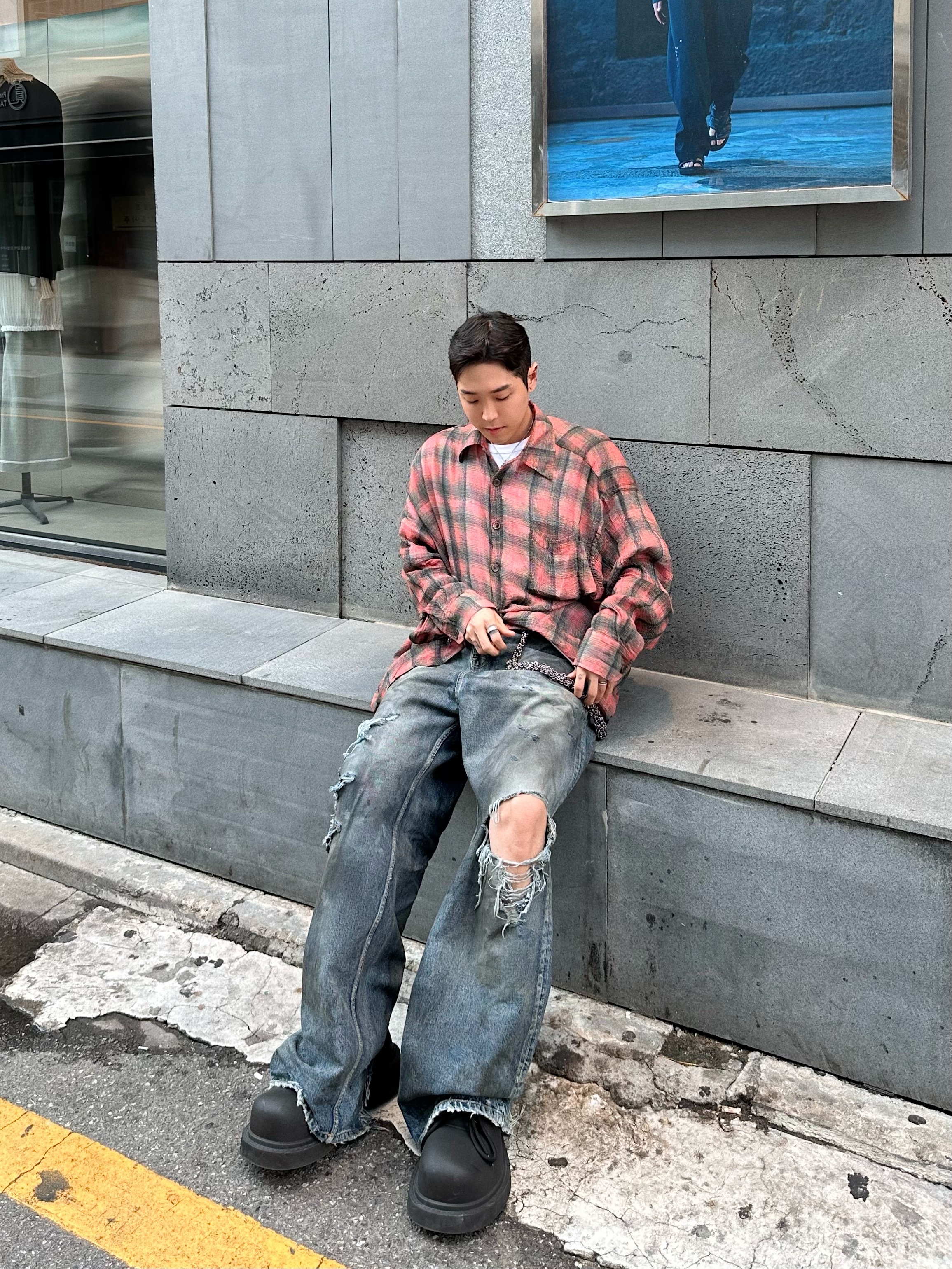 Balenciaga Large Baggy Jeans in Blue Coated Soft Denim, Balenciaga Large Baggy Jeans Blue 착용 스타일 - 2