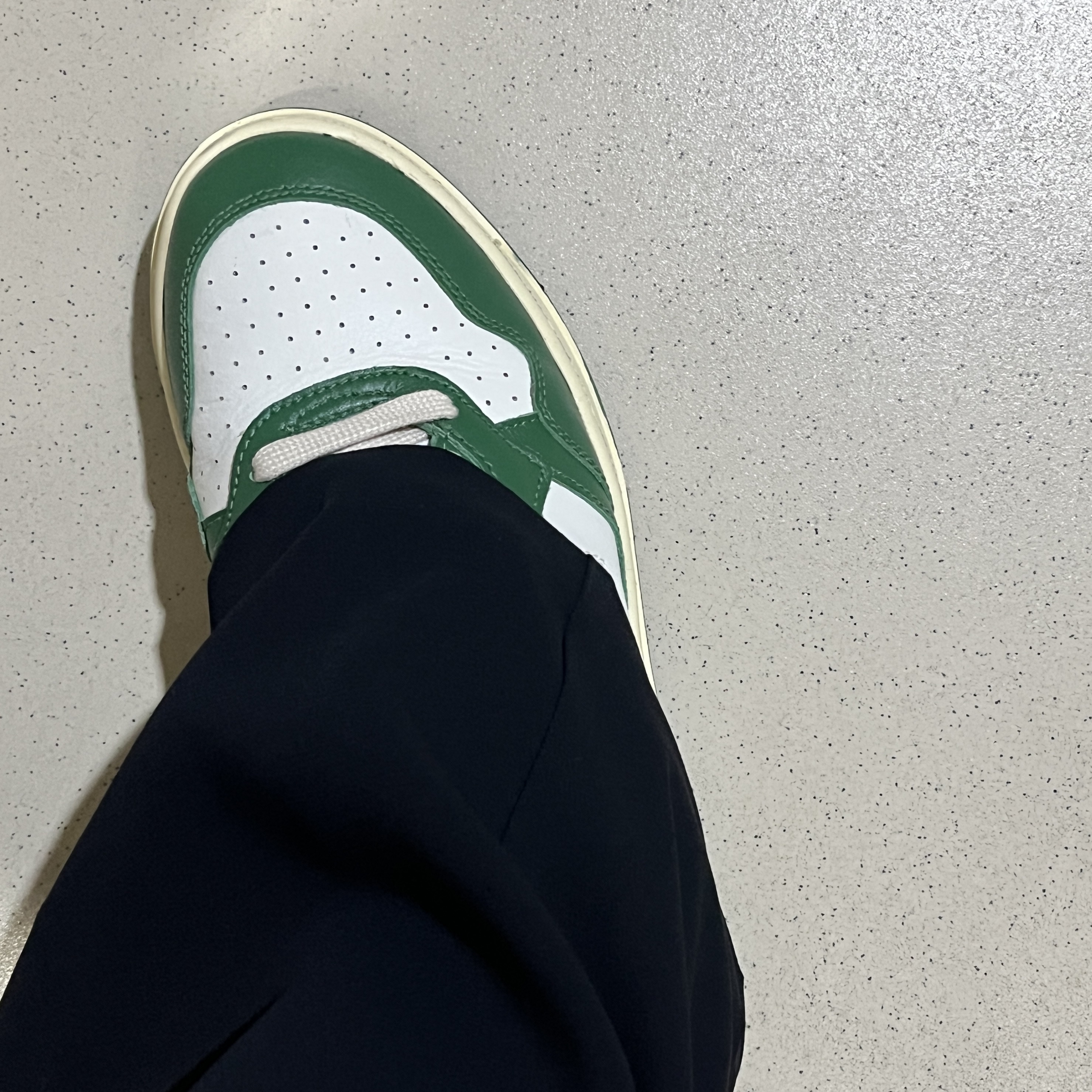 Autry Medalist Low Leather Sneakers Green White 착용 스타일