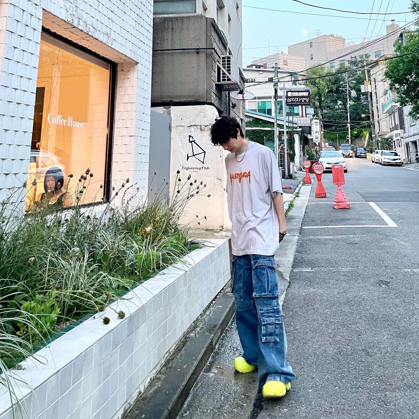 Balenciaga Metal Oversized Fit T-Shirt White Vintage, Bottega Veneta Rubber Flash Clog Kiwi 착용 스타일 - 1