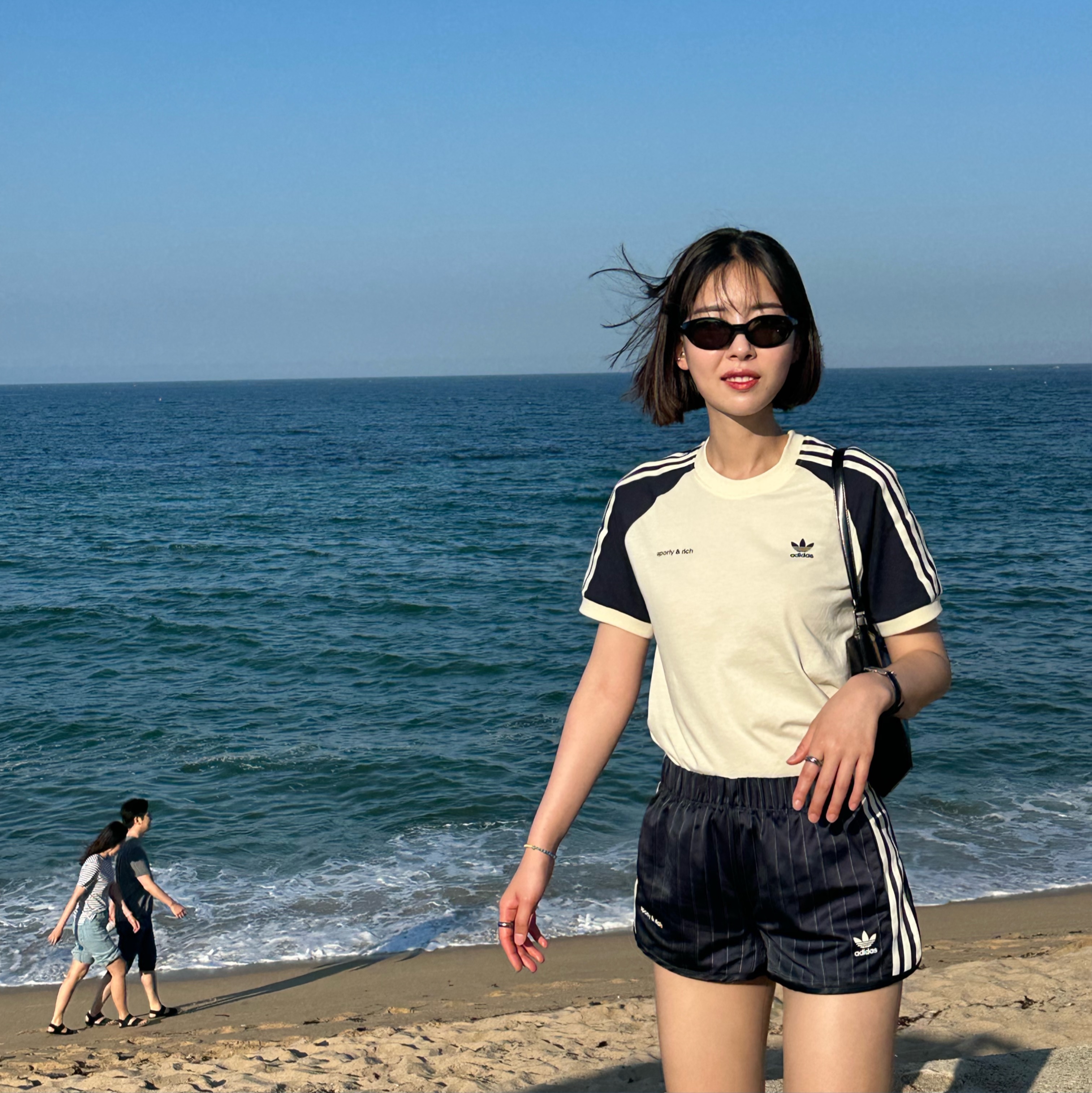 Oakley Eye Jacket Redux Matte Black Frame Prizm Grey Lenses High Bridge Fit, (W) Adidas x Sporty & Rich T-Shirt Cream White - US Sizing 착용 스타일 - 3