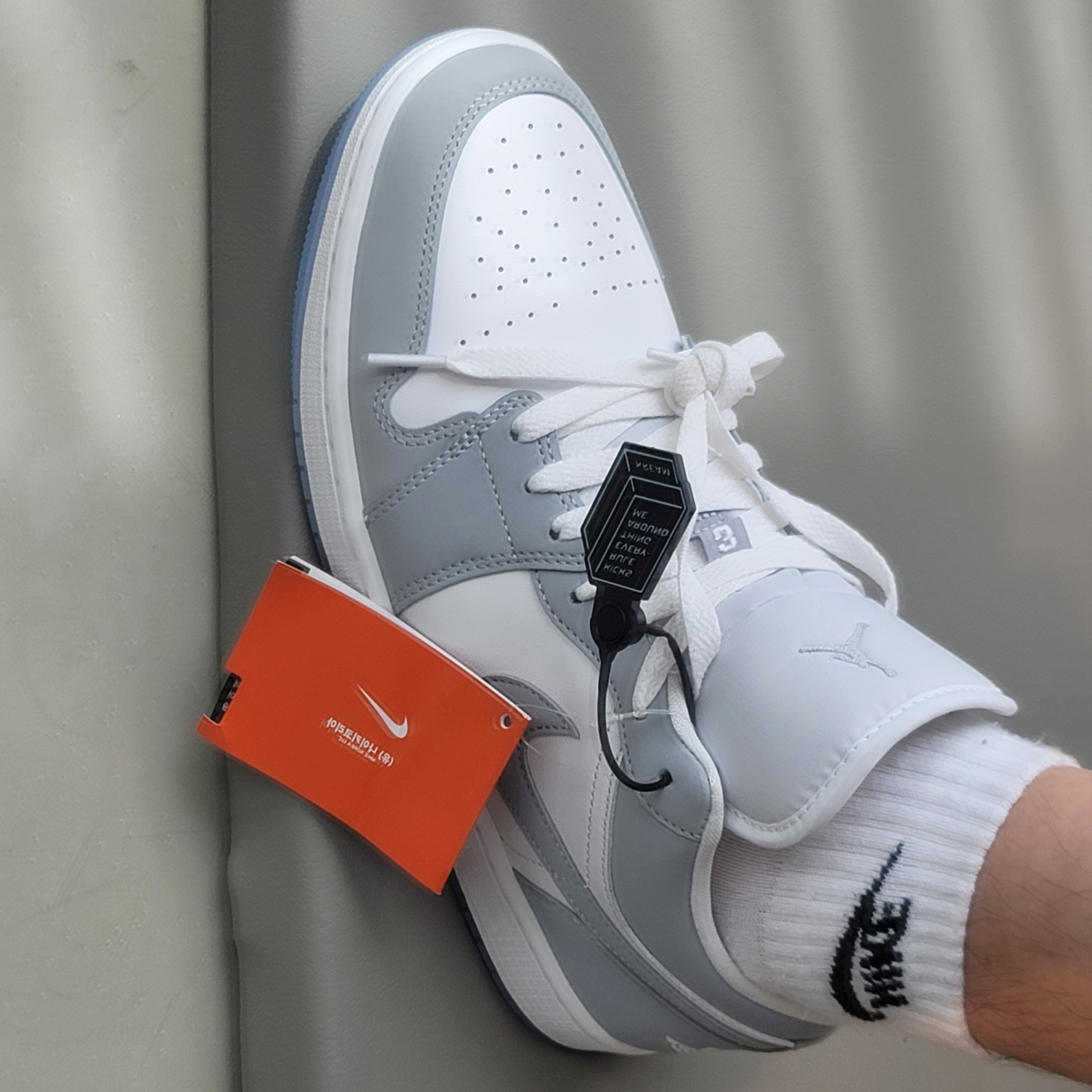 (W) Jordan 1 Low White Wolf Grey 착용 스타일 - 1