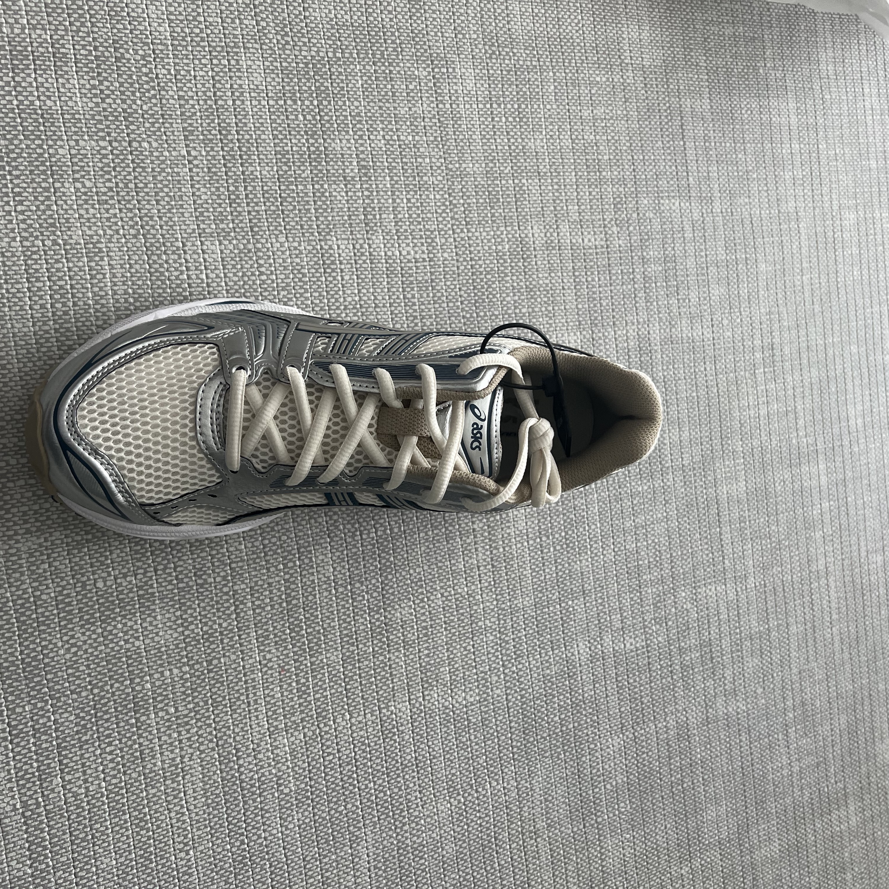 Asics Gel-Kayano 14 Cream Pure Silver 착용 스타일 - 1