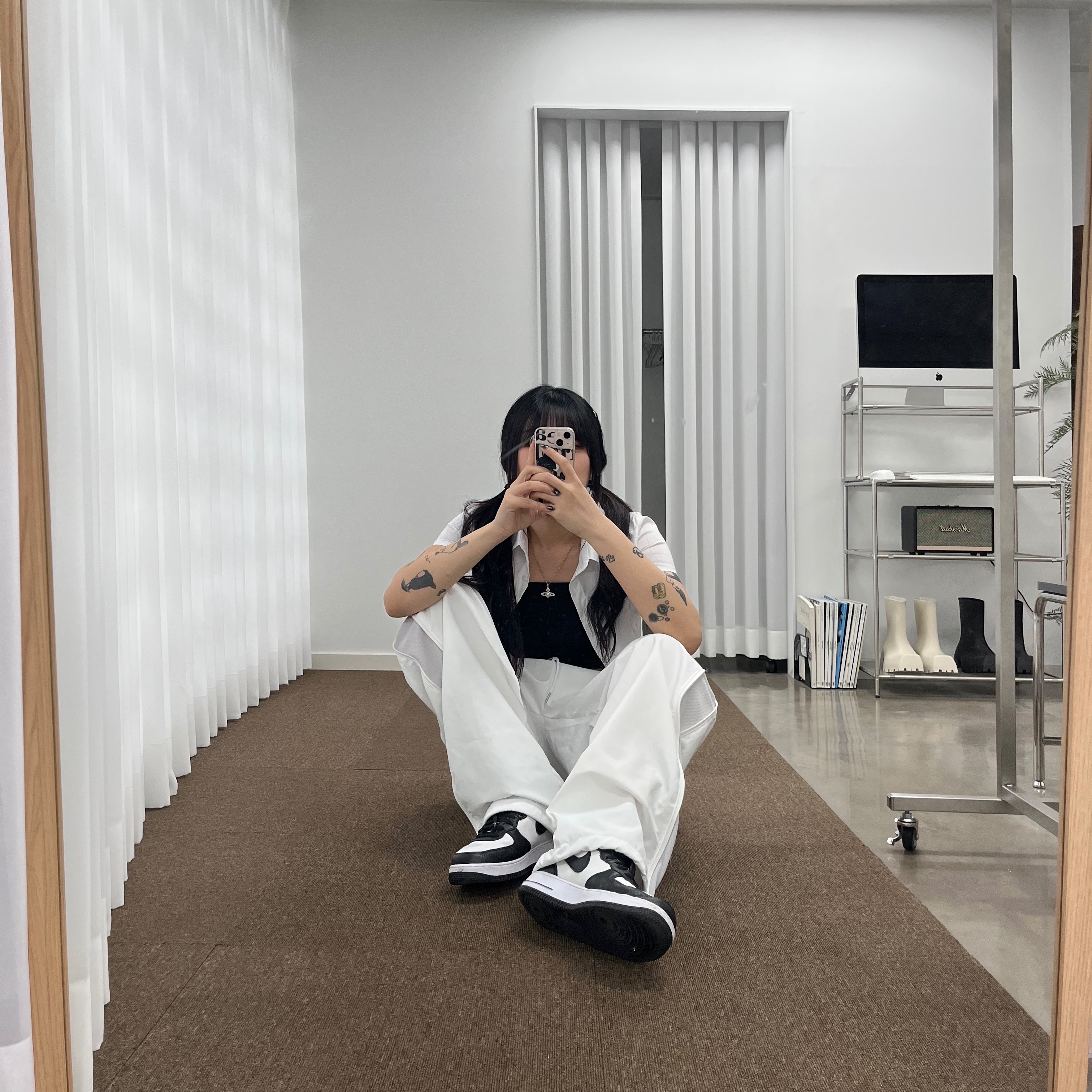 Nike x Stussy Air Force 1 '07 Mid SP Black and Light Bone 착용 스타일 - 2
