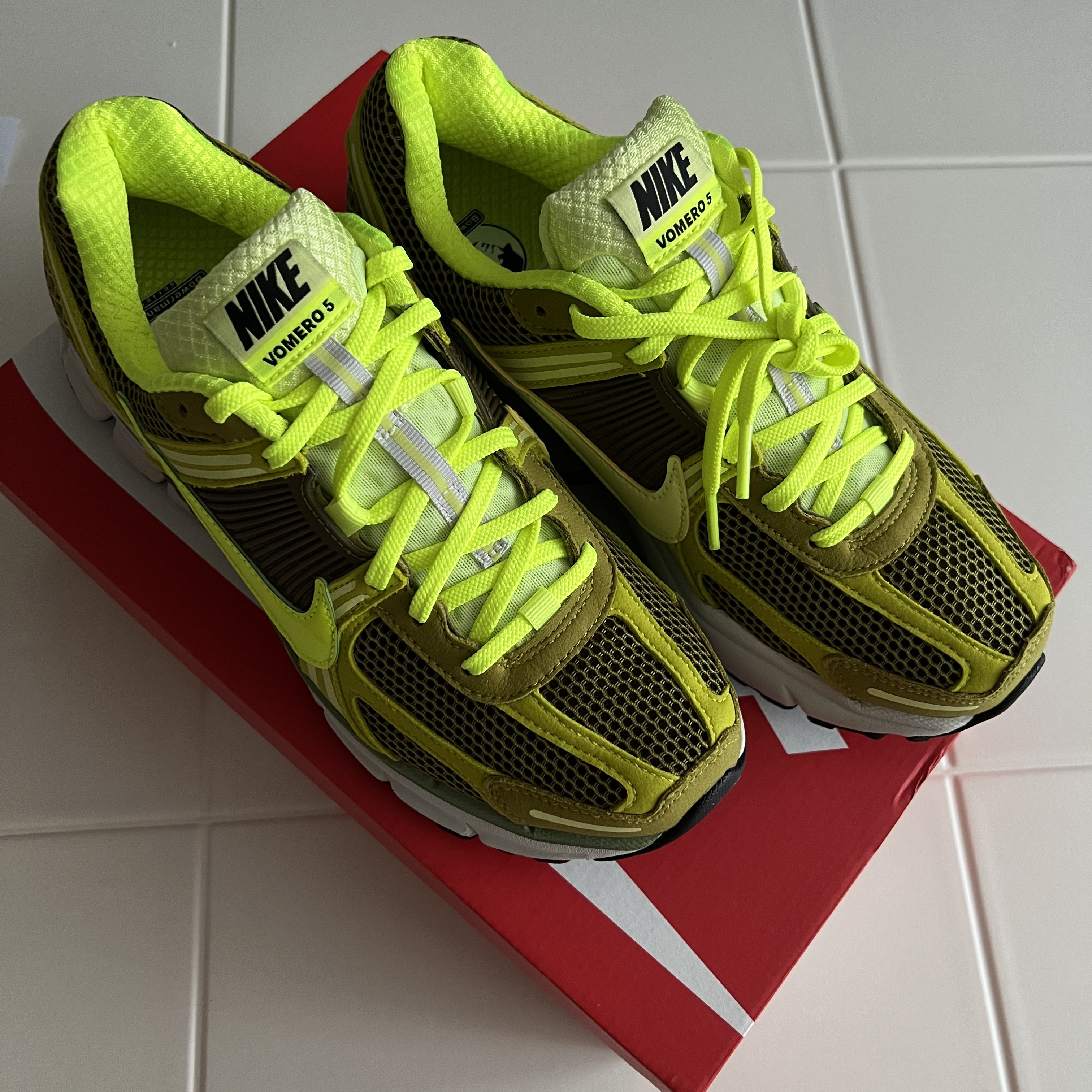 (W) Nike Zoom Vomero 5 Olive Flak Volt 착용 스타일 - 2