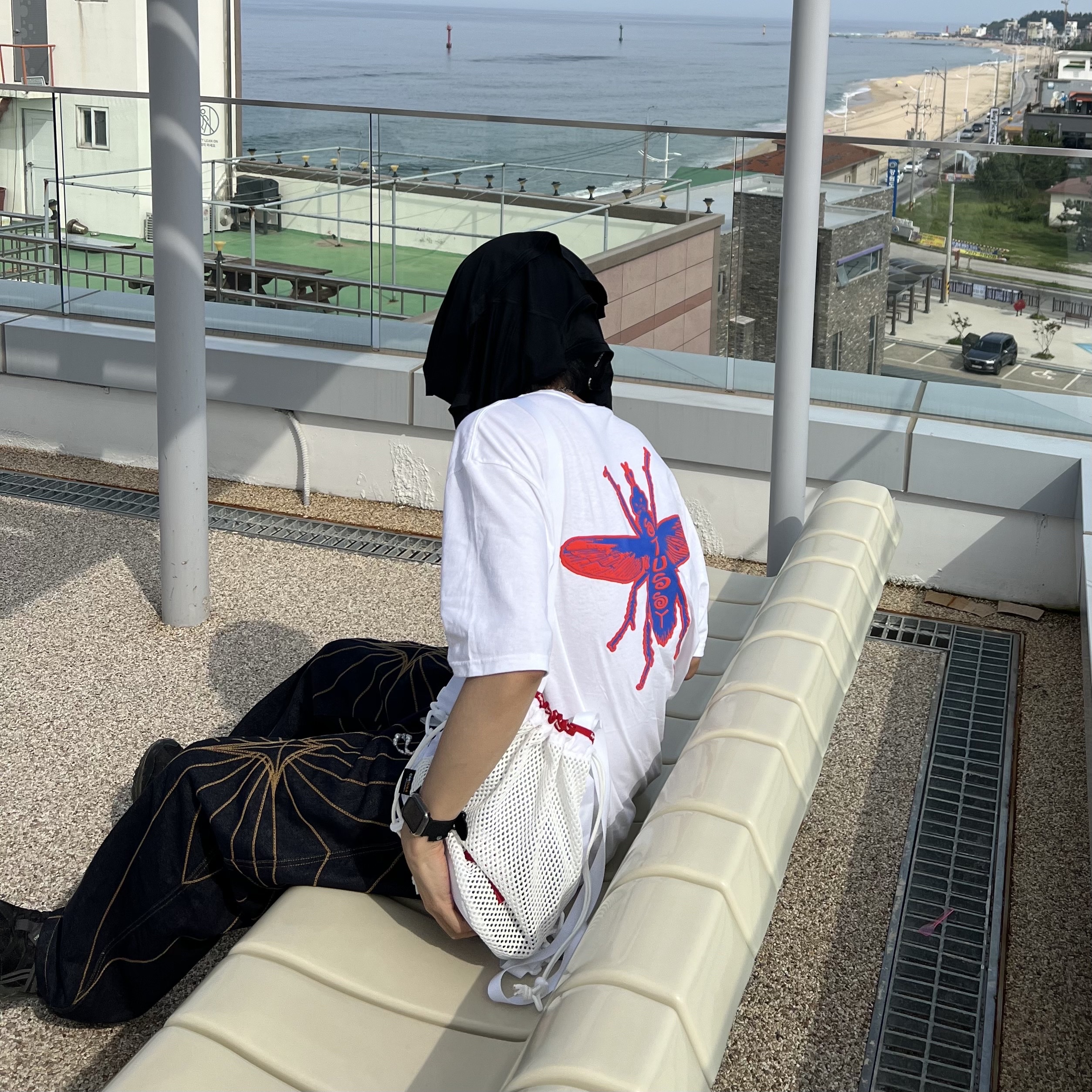 Supreme Mesh Small Backpack White - 23SS, Stussy Housefly T-Shirt White 착용 스타일 - 2