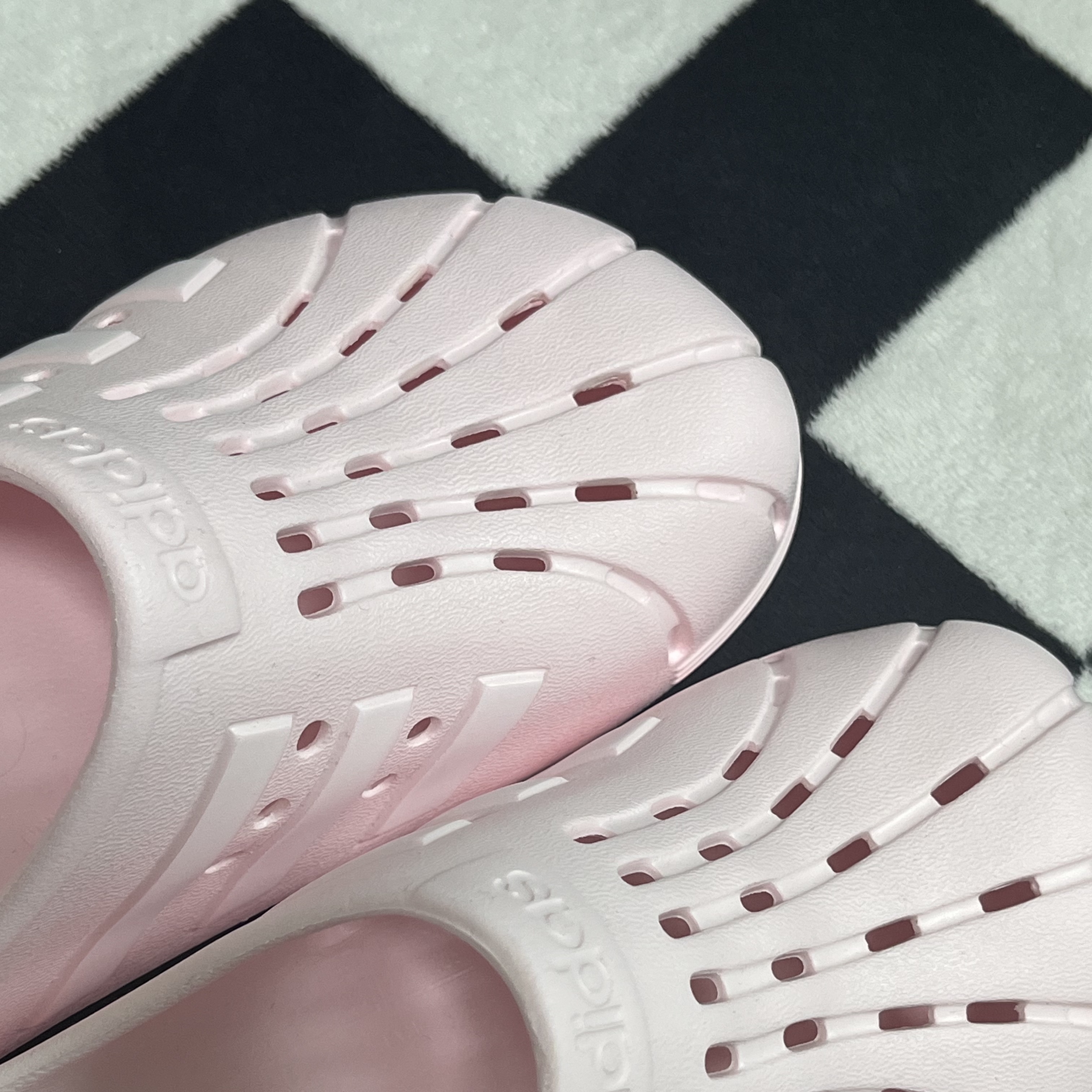 Adidas Adilette Clogs Almost Pink 착용 스타일 - 1