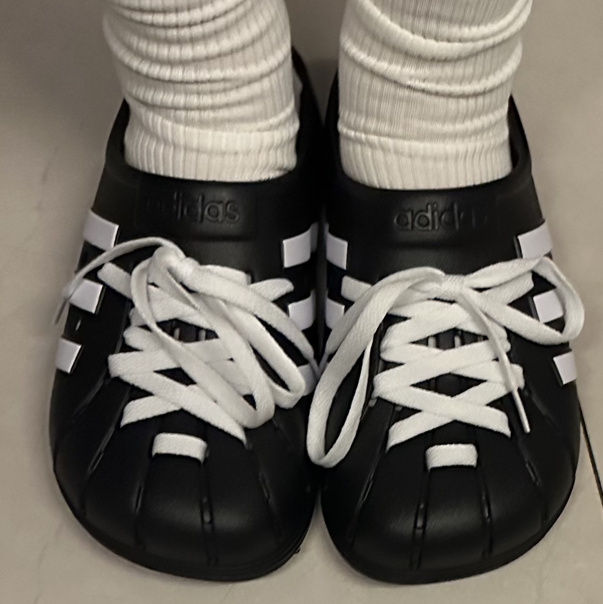 Adidas Adilette Clog Black White 착용 스타일