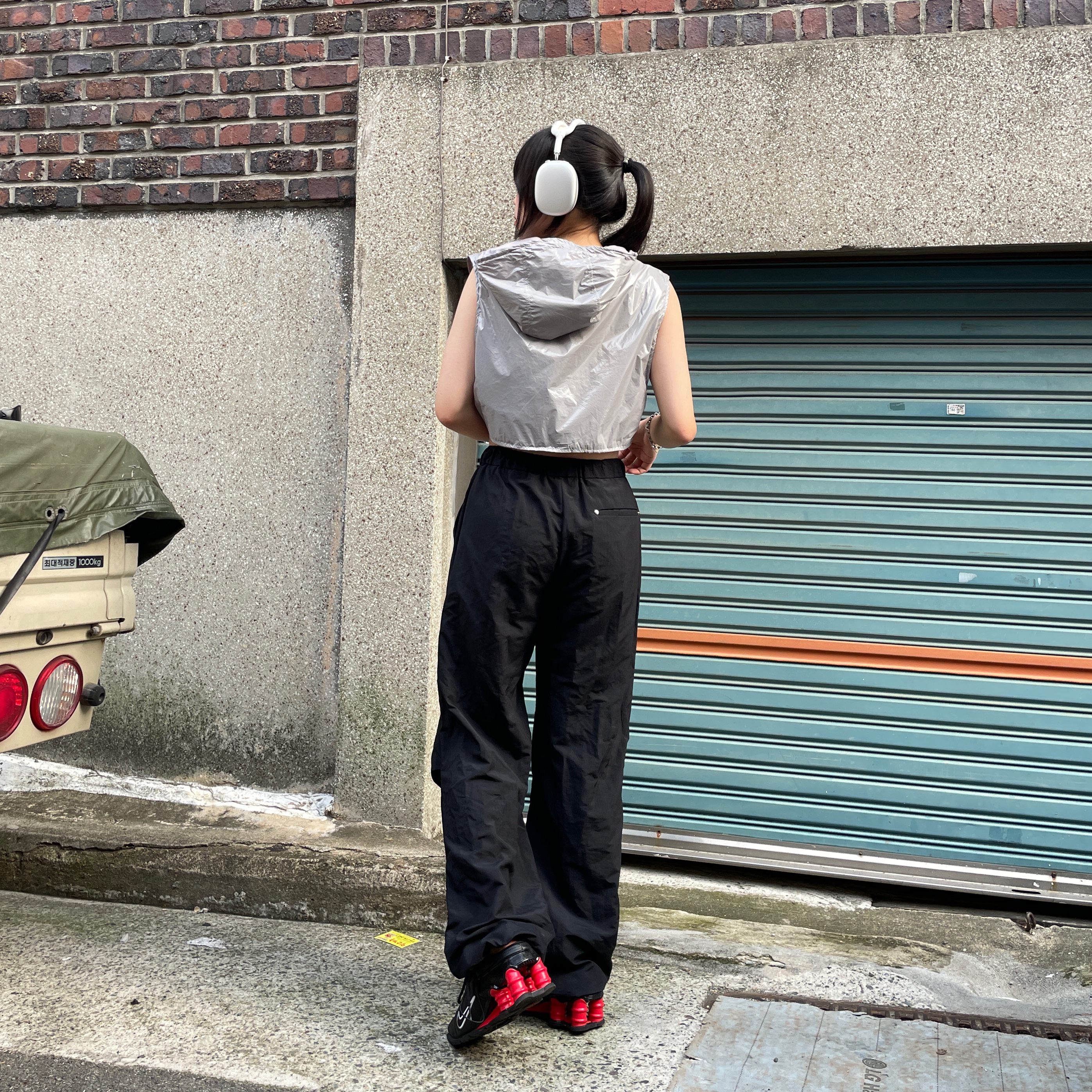 Nike x Martine Rose Shox MR4 Black, Apple AirPods Max Lightning Silver (Korean Ver.) 착용 스타일 - 1