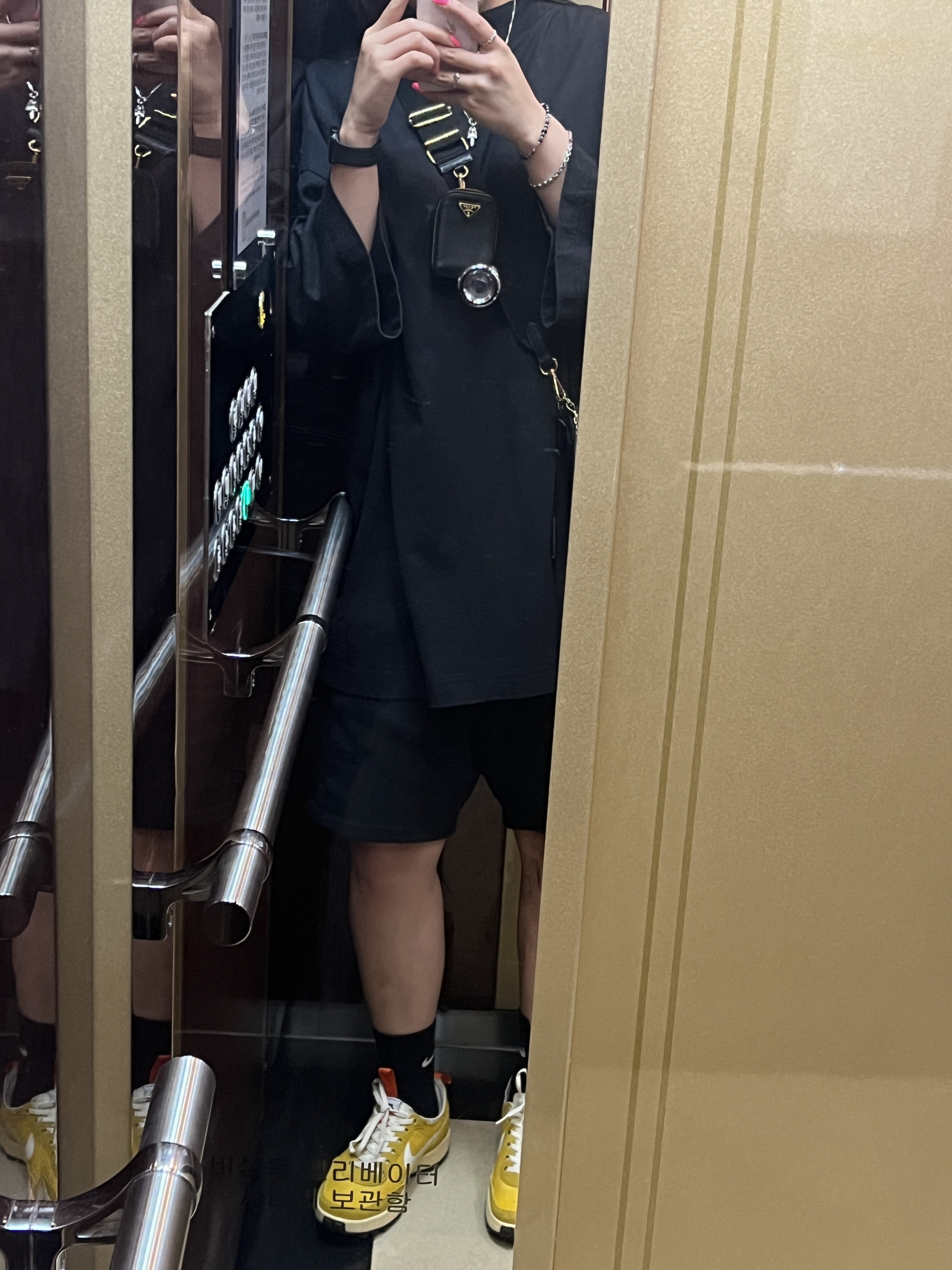 Yeezy Gap Engineered By Balenciaga Dove 3/4 Sleeve T-Shirt Black, Prada Re-Edition 2005 Saffiano Leather Shoulder Bag Black 착용 스타일