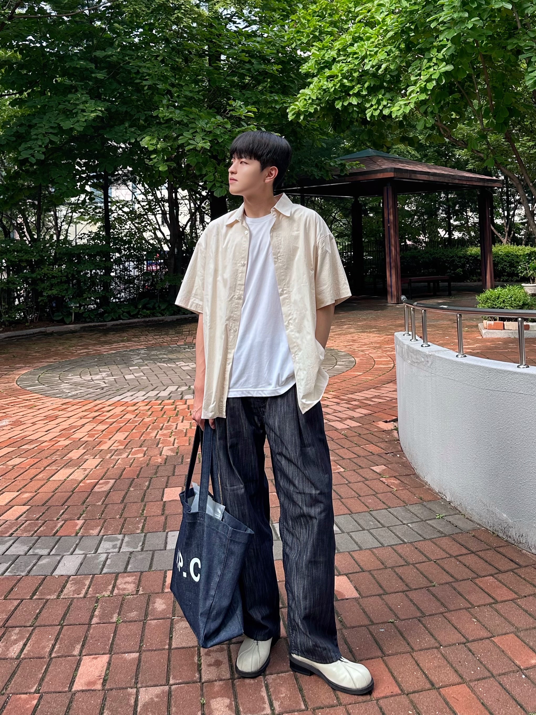 A.P.C. Daniela Shopping Bag Indigo 착용 스타일 - 2