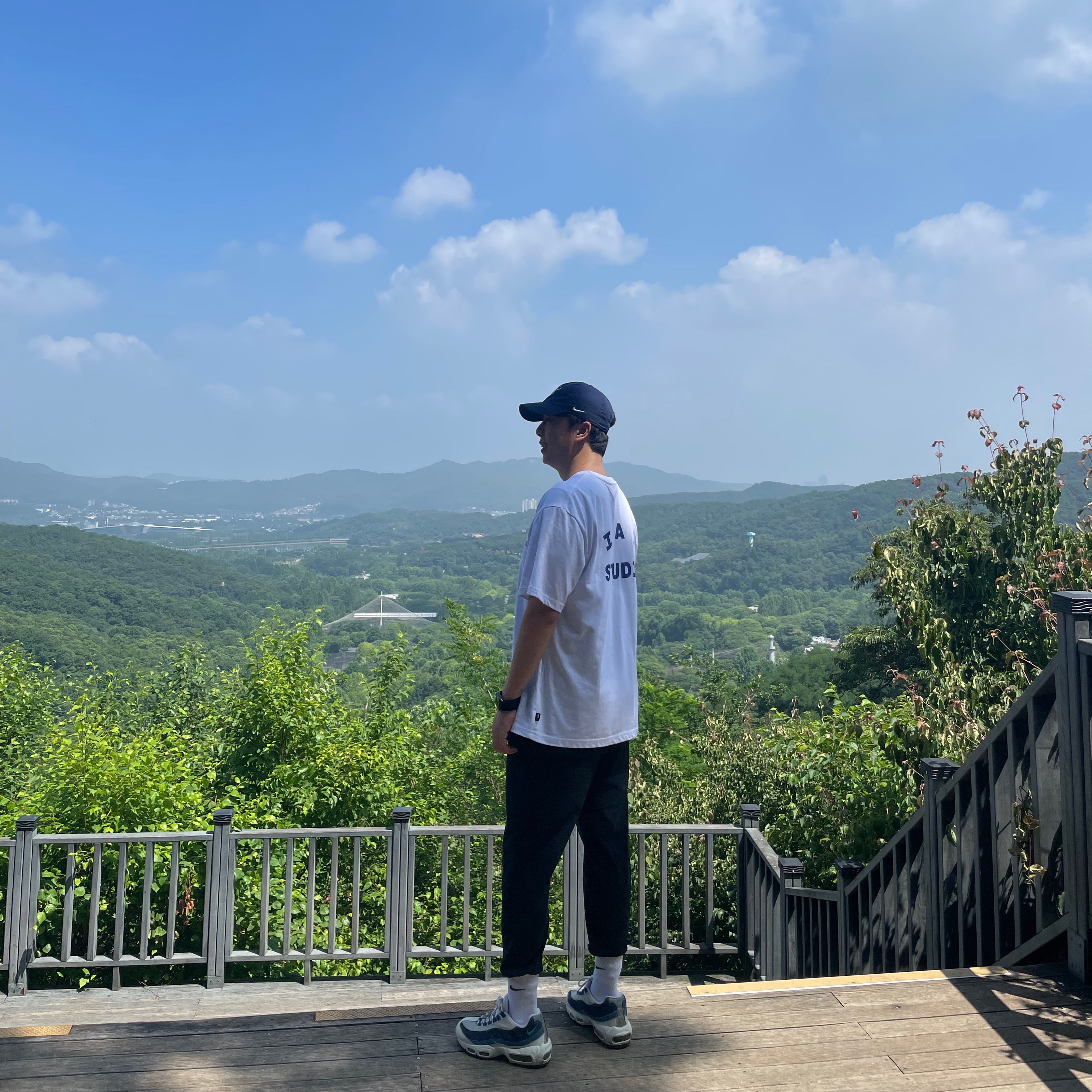 IAB Studio T-Shirt White Navy - 22FW, Nike Air Max 95 White Slate Blue 착용 스타일