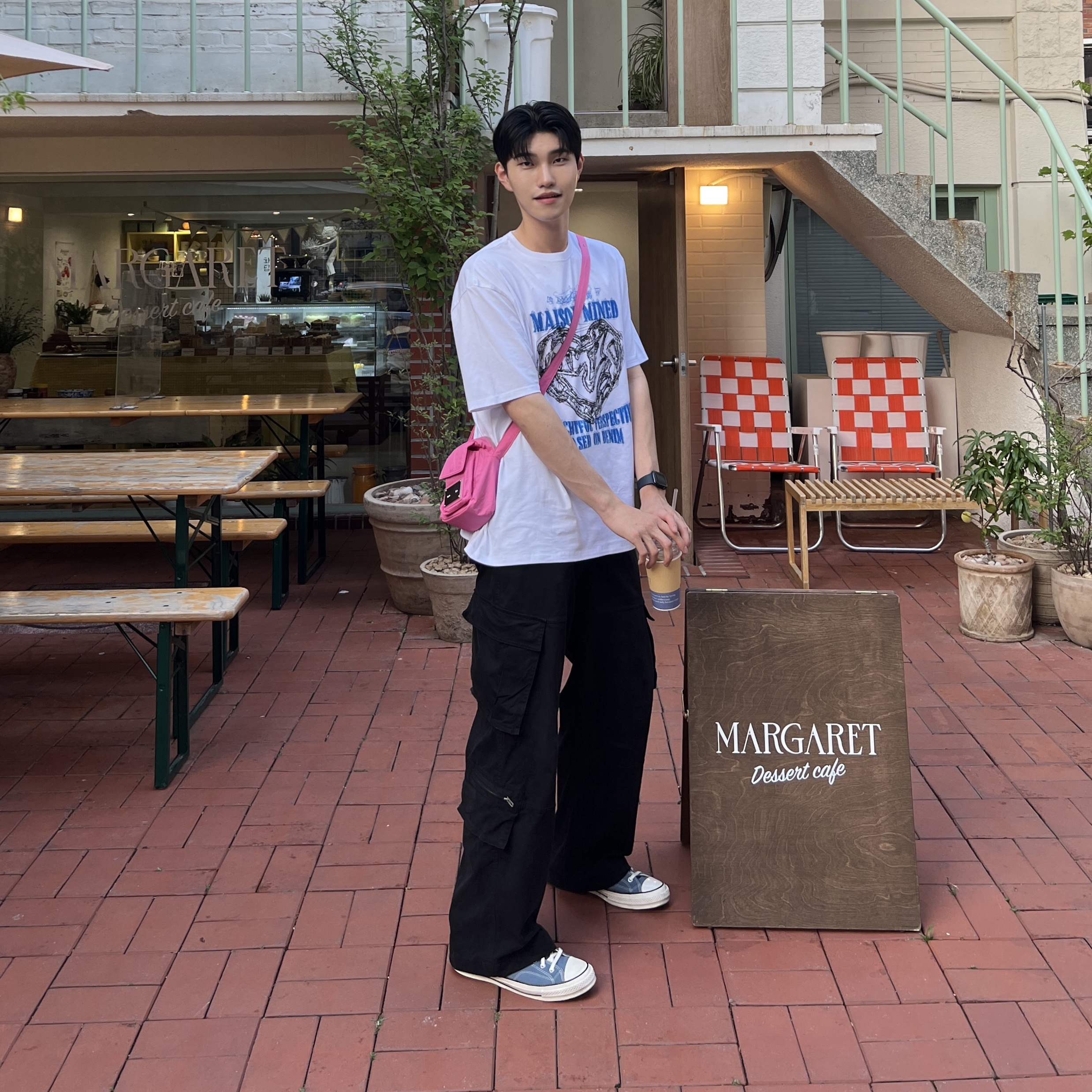 Converse Chuck 70 Ox Seasonal Color Deep Waters, Matin Kim Cargo Cross Mini Bag Dark Pink 착용 스타일 - 1