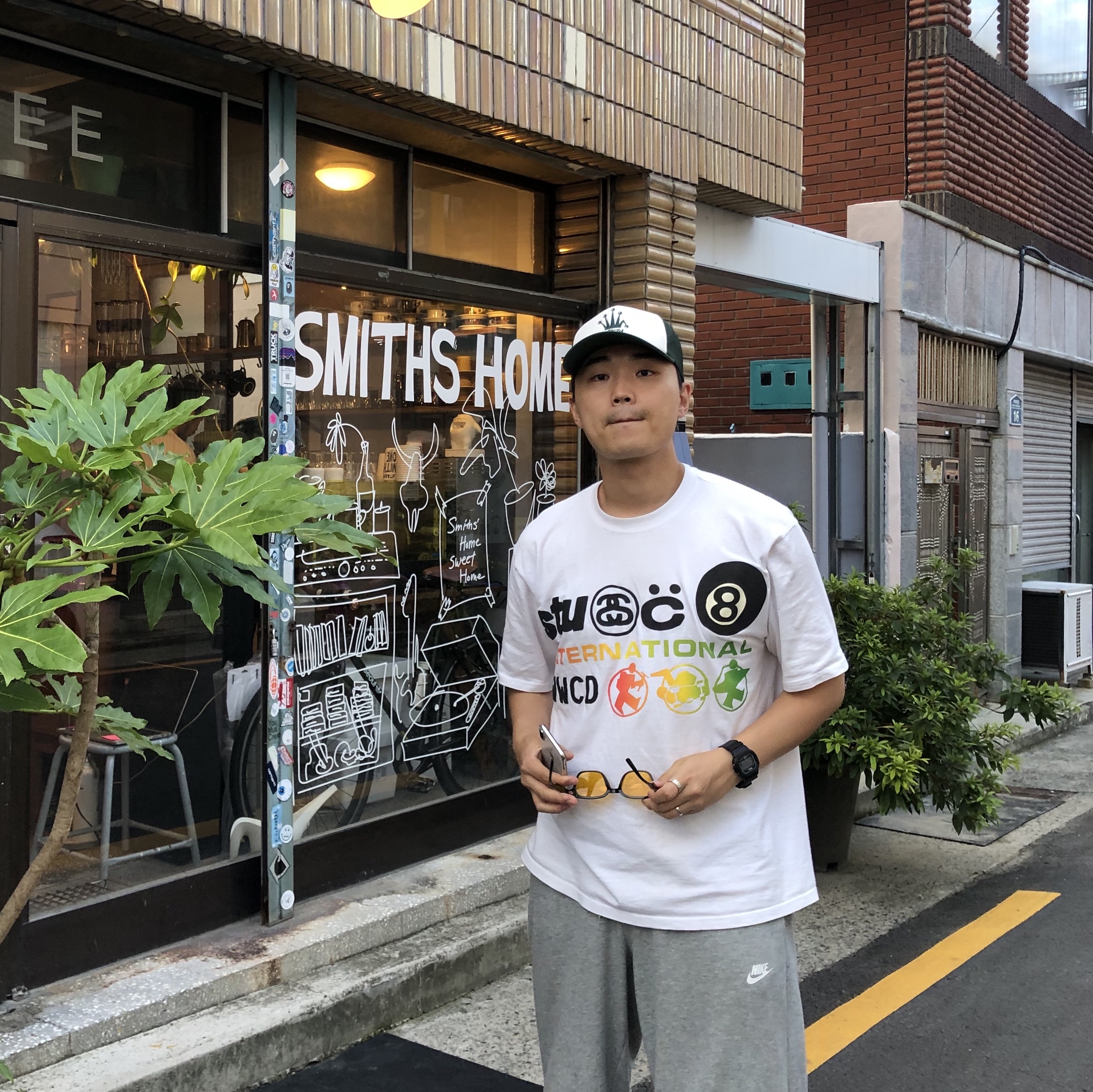 Stussy x Cactus Plant Flea Market International T-Shirt White, Stussy Crown Stock Trucker Cap Forest 착용 스타일 - 1