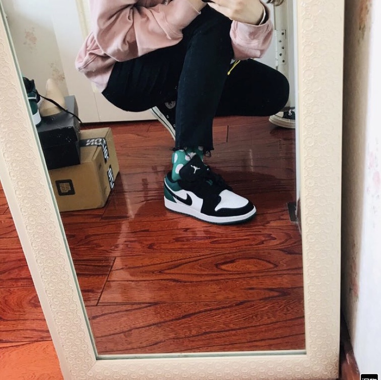 (GS) Jordan 1 Low Black Mystic Green 착용 스타일 - 1