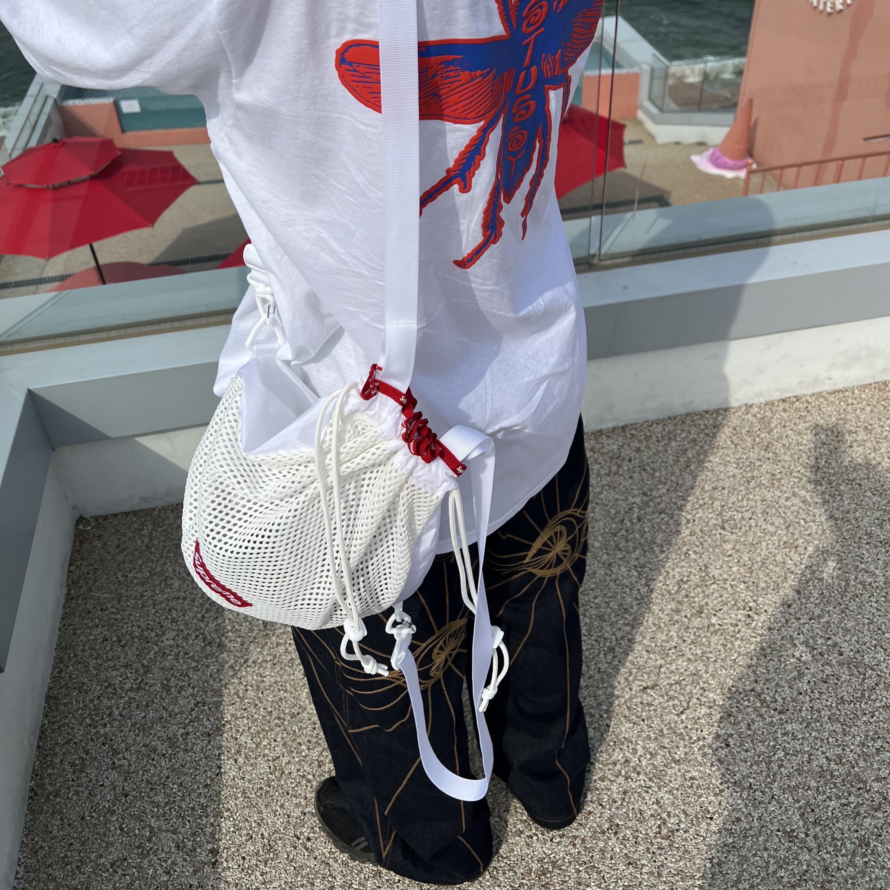 Supreme Mesh Small Backpack White - 23SS, Stussy Housefly T-Shirt White 착용 스타일 - 3