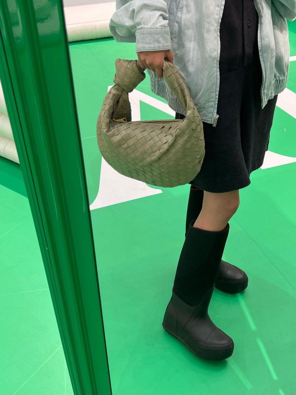 Bottega Veneta Leather Jodie Travertine 착용 스타일