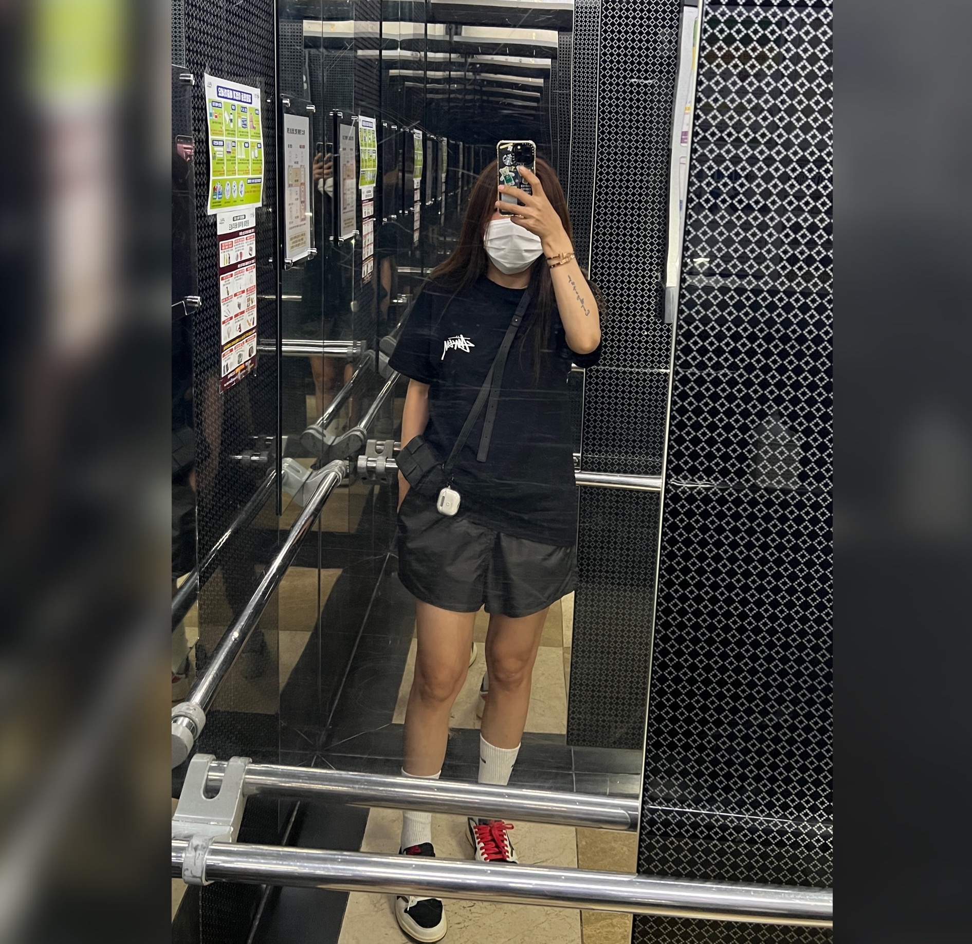 Stussy Plush T-Shirt Black, Essentials Running Shorts Iron - 22SS 착용 스타일 - 1