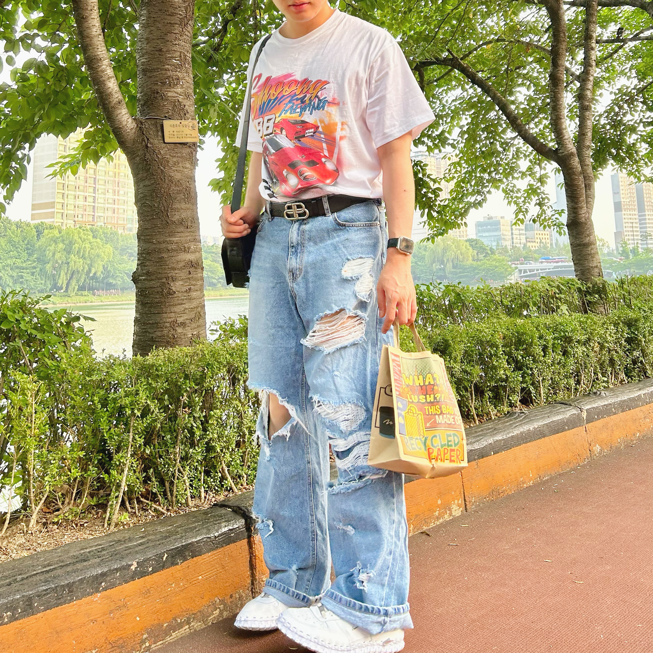 Nike x Jacquemus J Force 1 Low LX SP White, Bottega Veneta Small Lambskin Leather Cassette Black 착용 스타일