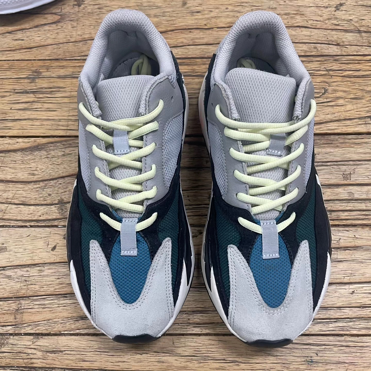 Adidas Yeezy Boost 700 Wave Runner Solid Grey 2017/2019 착용 스타일 - 1