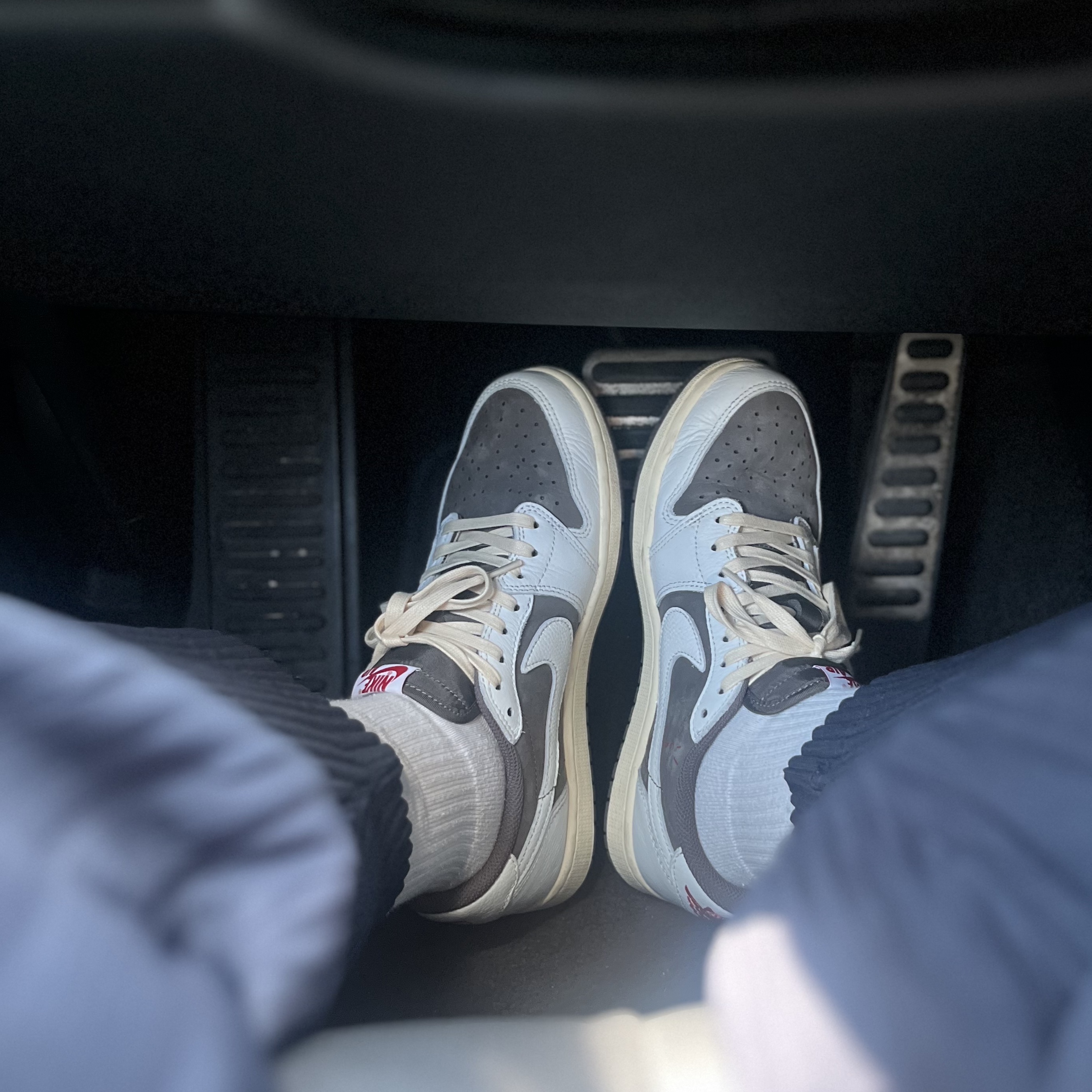 Jordan 1 x Travis Scott Retro Low OG SP Sail and Ridgerock, Homme Plisse Issey Miyake Basics Pants Navy 착용 스타일