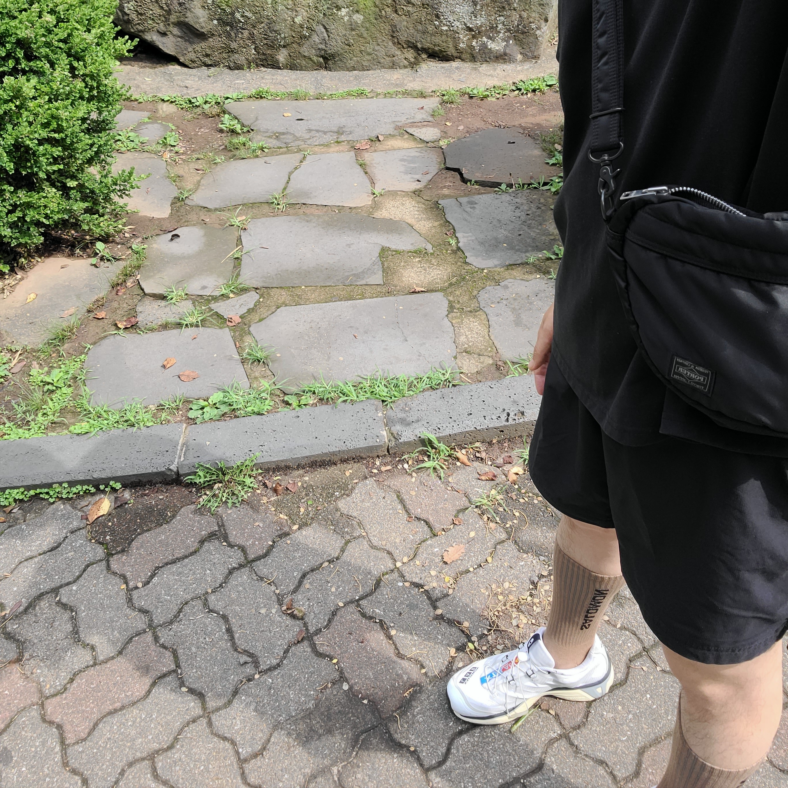 Salomon XT-4 White Lunar Rock, Porter Tanker Shoulder Bag Black 착용 스타일 - 3