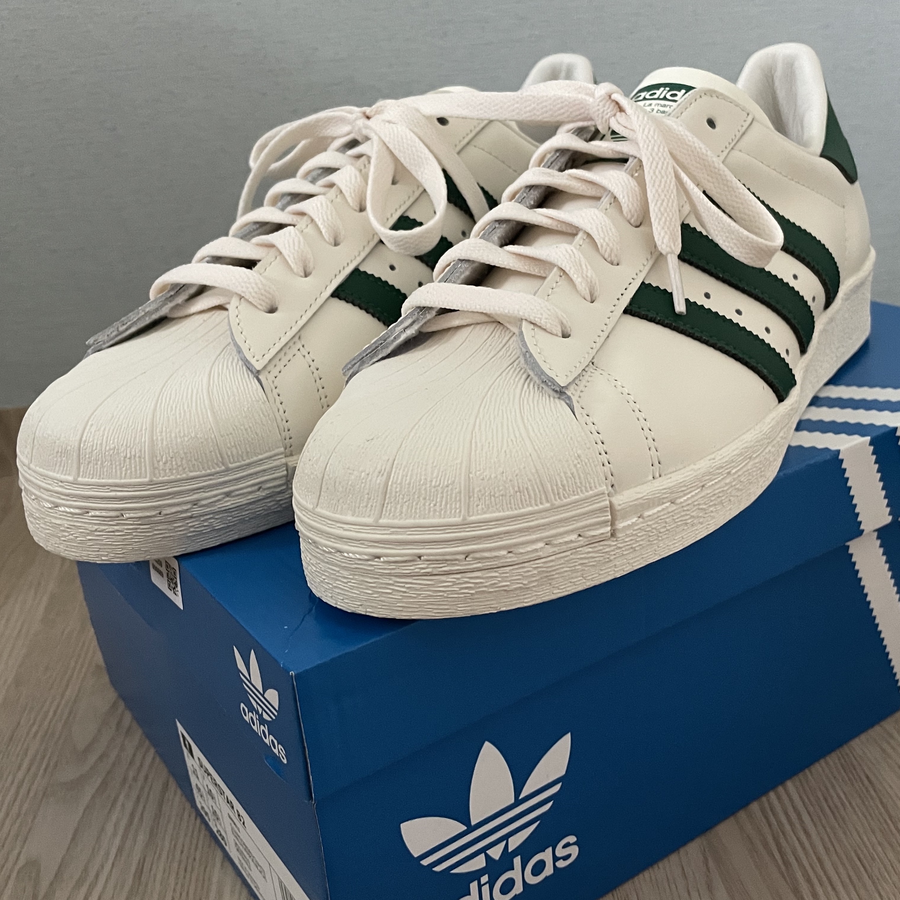 Adidas Superstar 82 Off White Dark Green, Nike Air Force 1 '07 LV8 40th Anniversary Join Forces White Black 착용 스타일 - 2