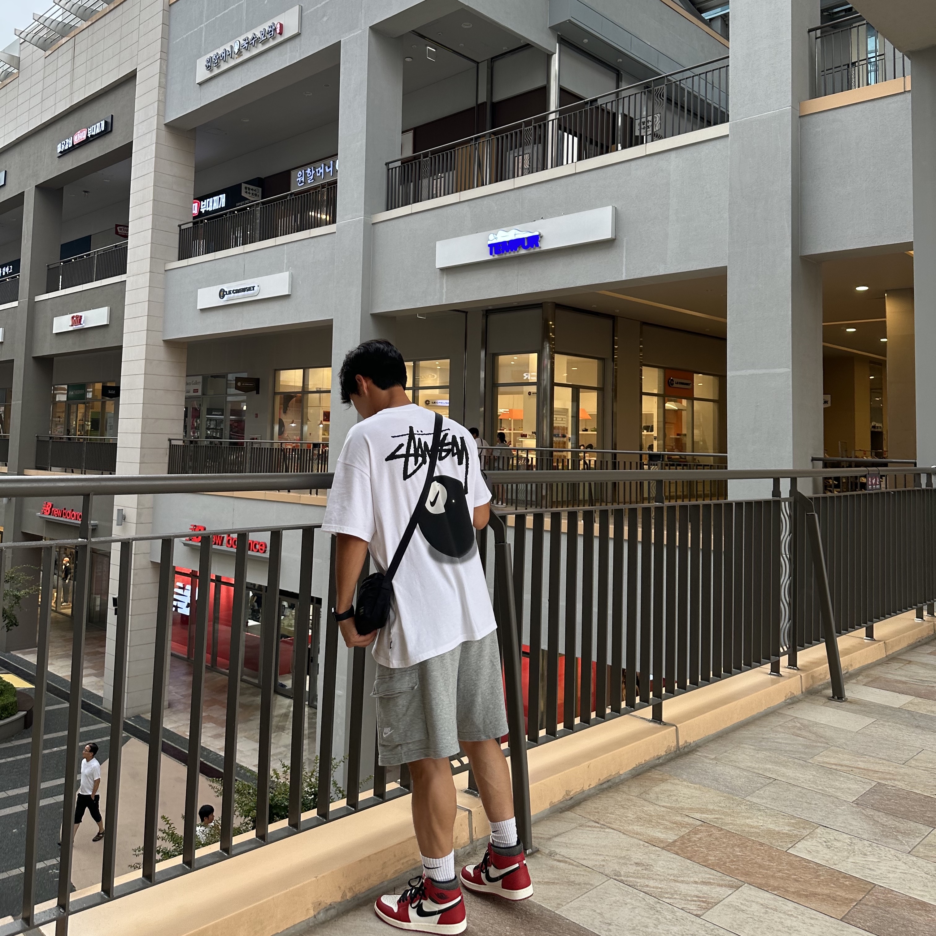 Jordan 1 Retro High OG Chicago 2022, Nike x Stussy NRG FL SS 8 Ball T-Shirt White (DO9323-100) 착용 스타일