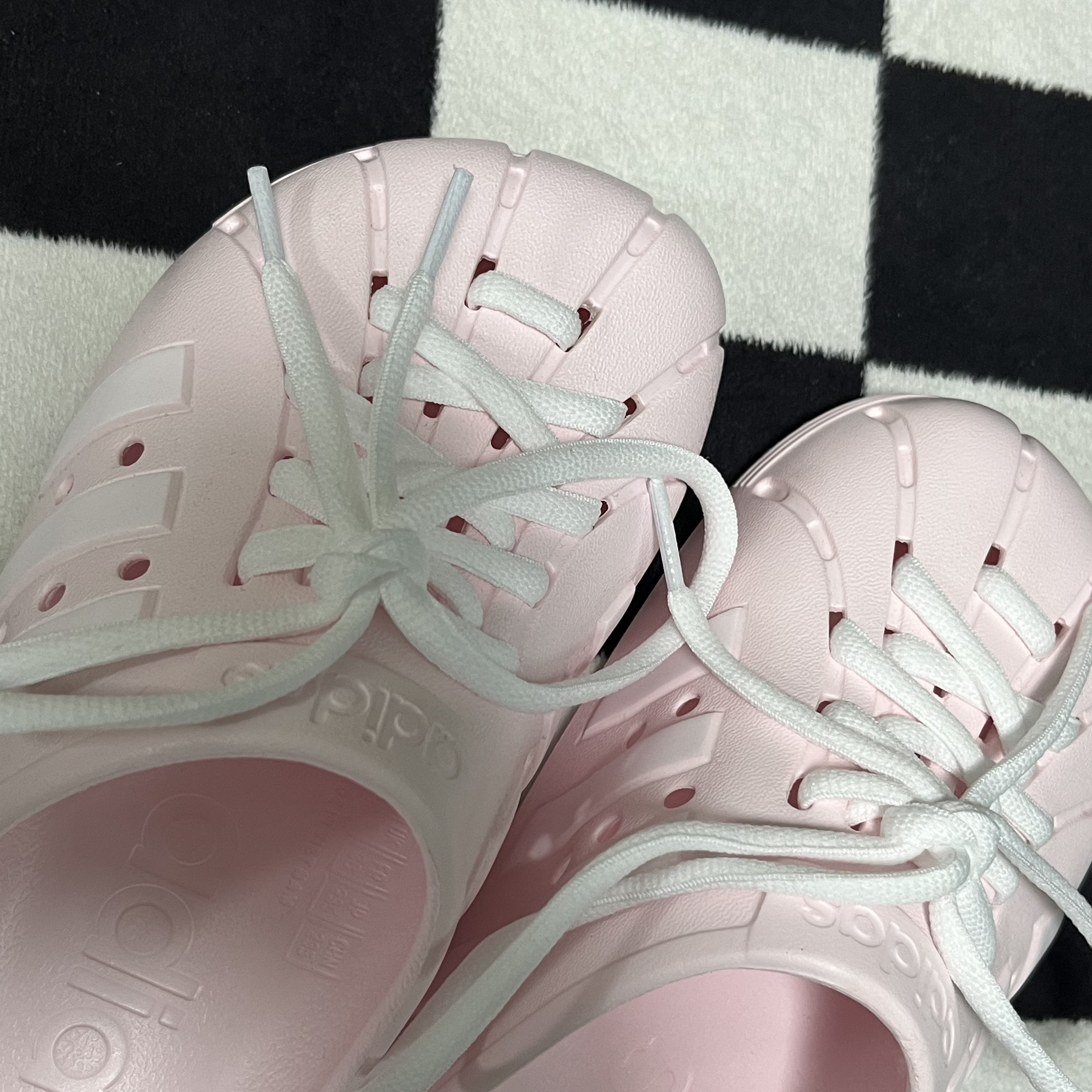 Adidas Adilette Clogs Almost Pink 착용 스타일 - 2