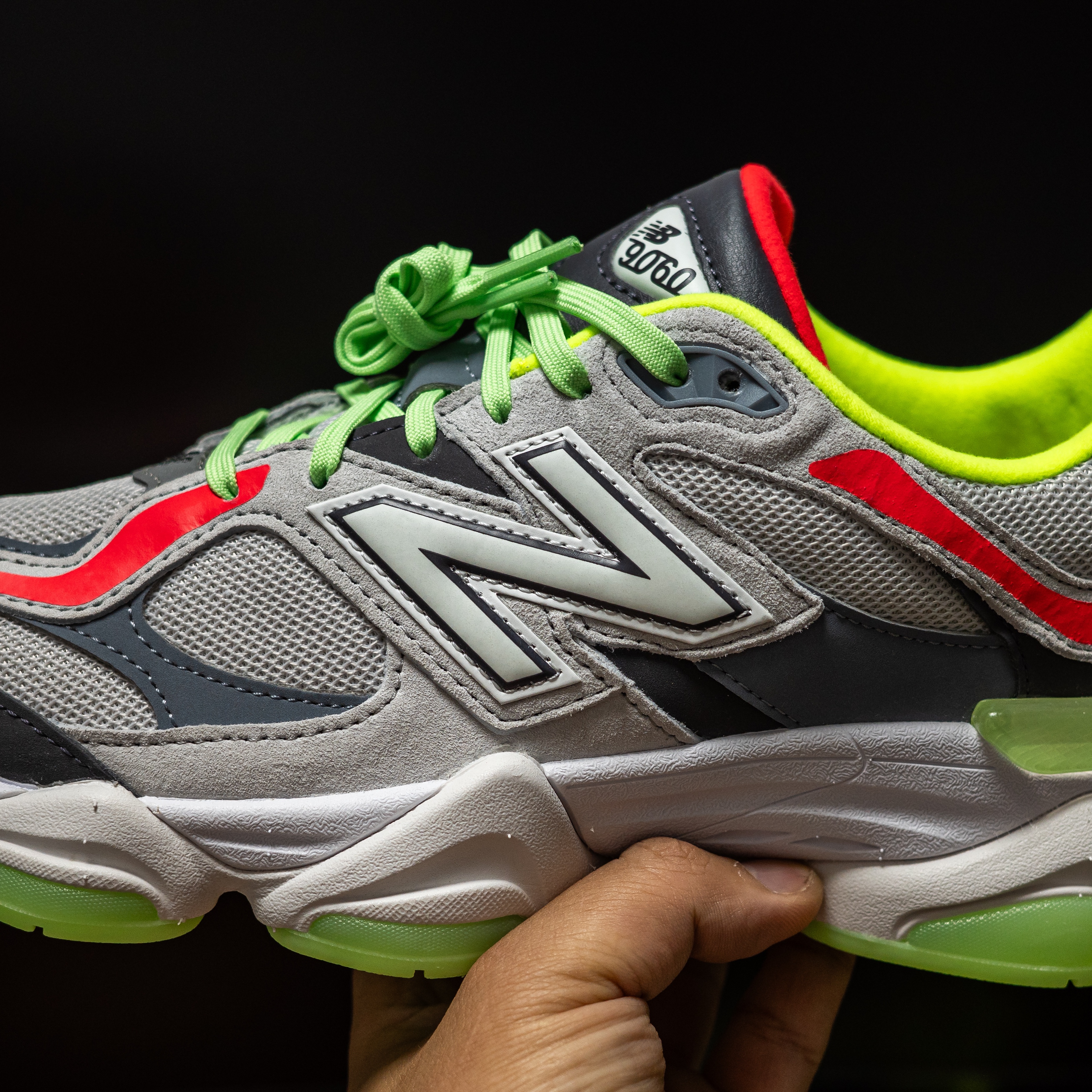 New Balance 9060 Grey Glow 착용 스타일 - 1