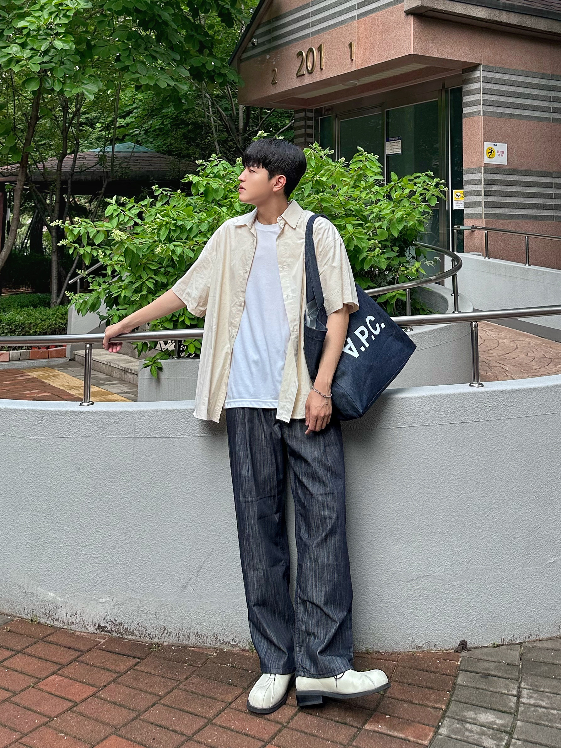 A.P.C. Daniela Shopping Bag Indigo 착용 스타일 - 3