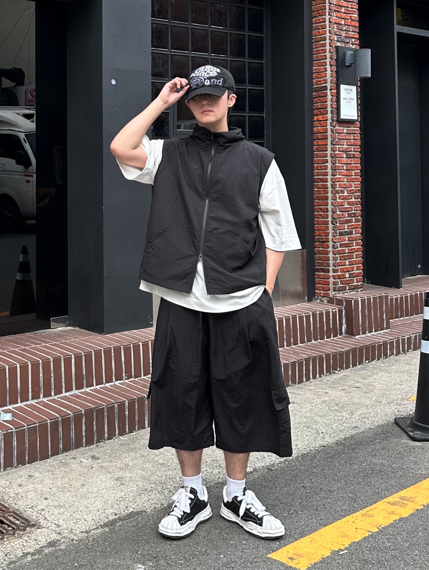 Maison Mihara Yasuhiro Blakey OG Sole Canvas Low-top Sneakers Black White 착용 스타일 - 2