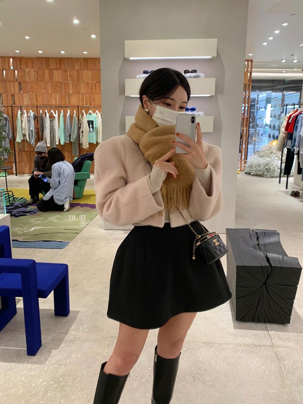 Loewe Wool and Mohair Muffler Camel, Loewe Wool and Mohair Muffler Black 착용 스타일