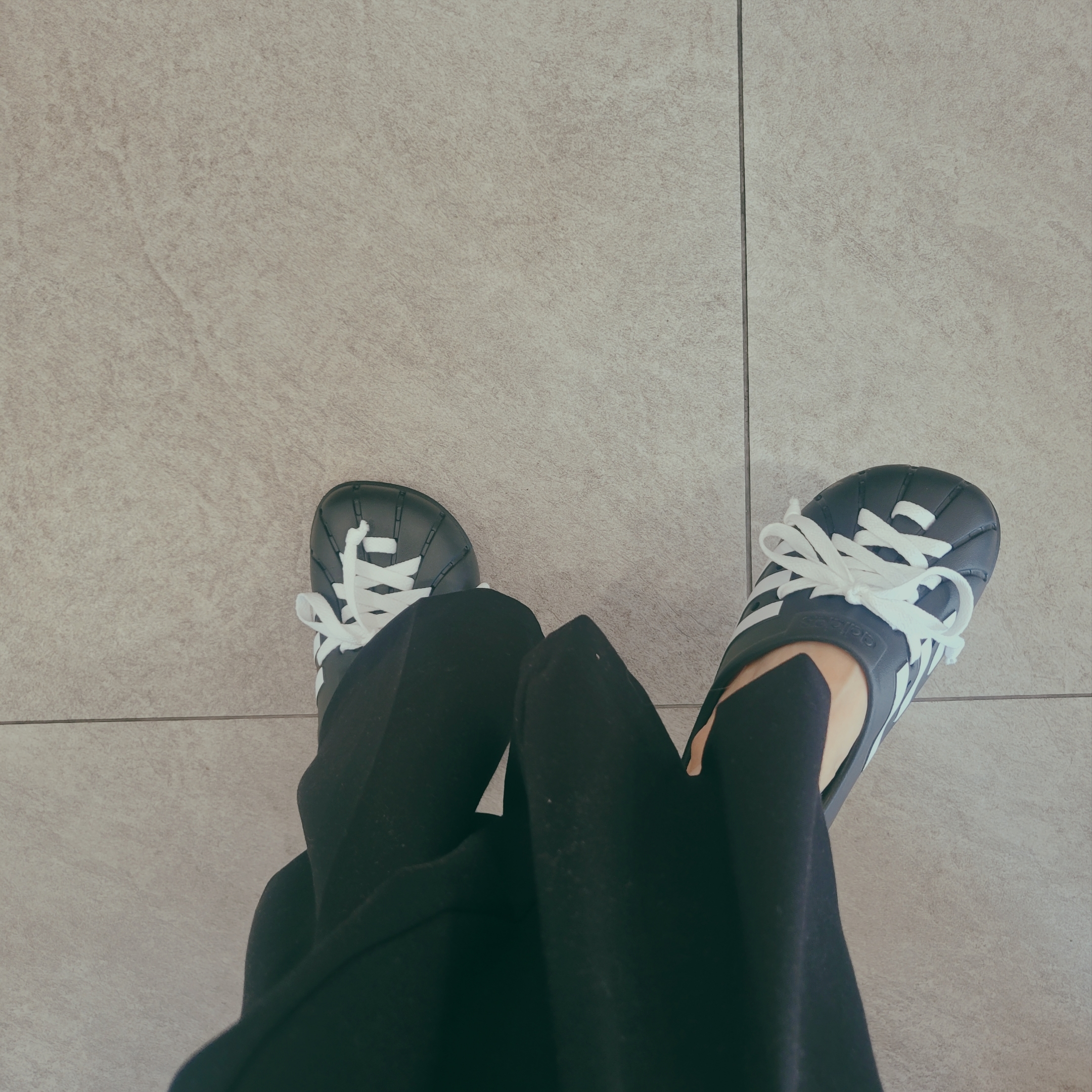 Adidas Adilette Clog Black White 착용 스타일
