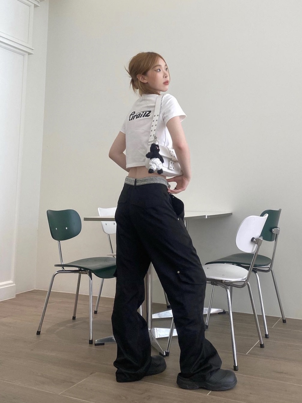Monamhee Beulpingi Keyring with White Pants Black 착용 스타일 - 3