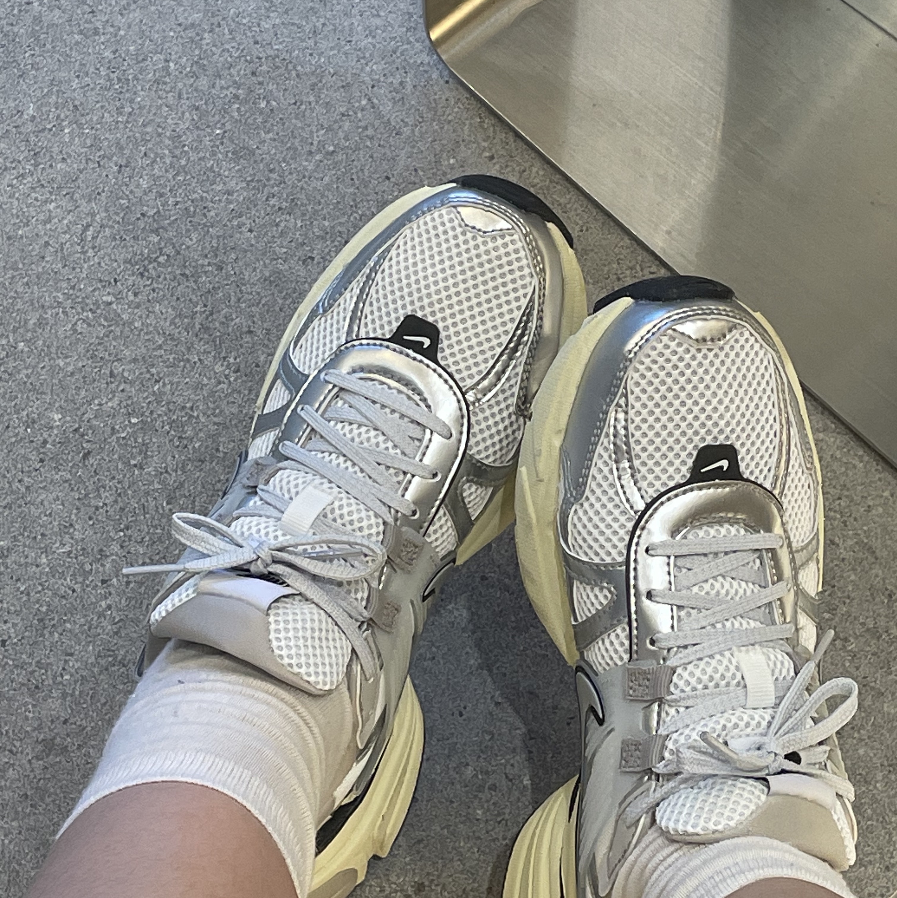Nike V2K Run Summit White Metallic Silver 착용 스타일