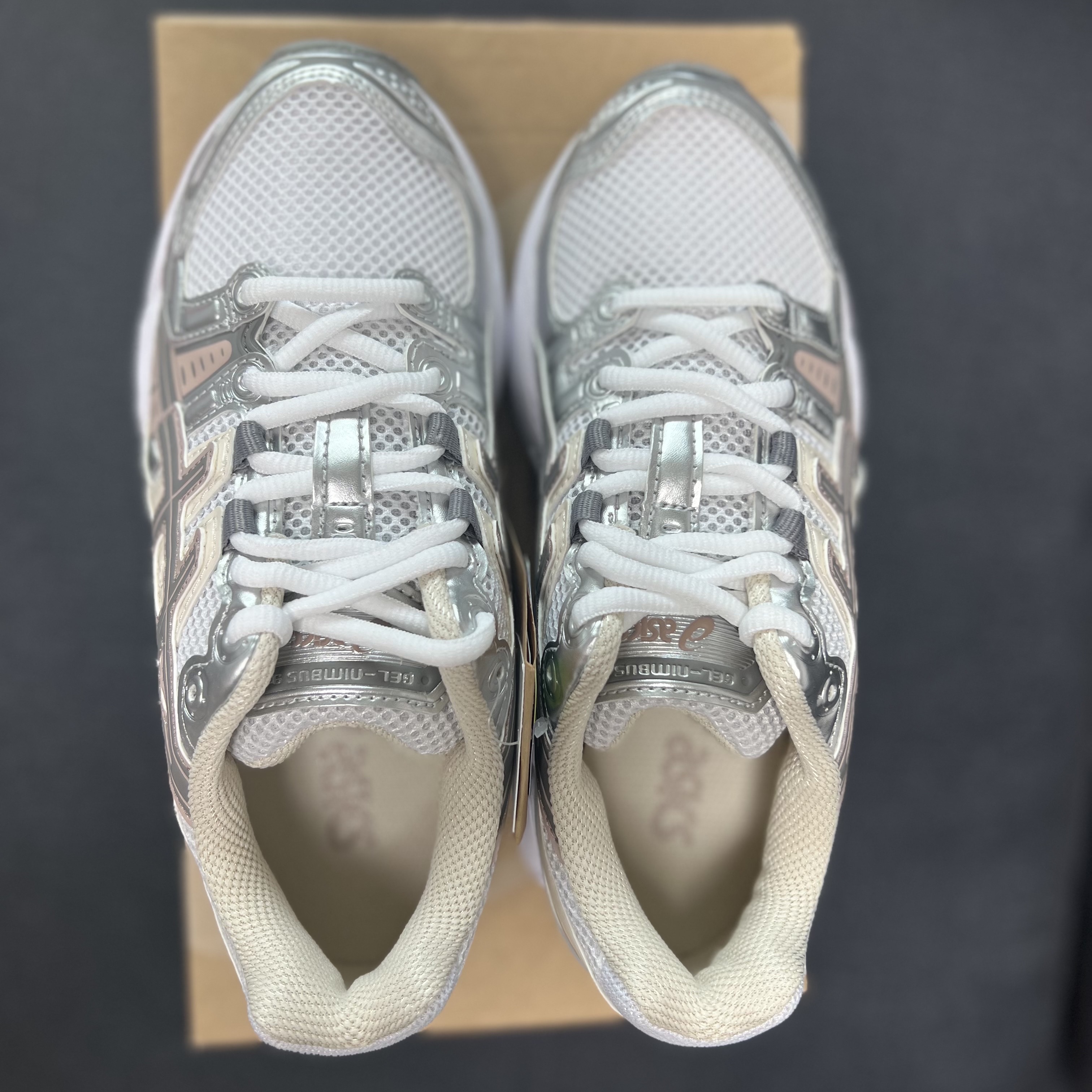 (W) Asics Gel-Nimbus 9 White Oatmeal 착용 스타일 - 1