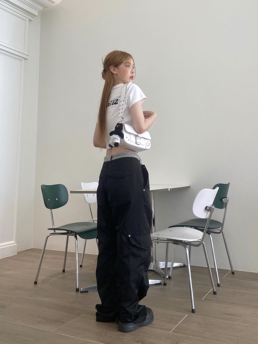 Monamhee Beulpingi Keyring with White Pants Black 착용 스타일 - 2
