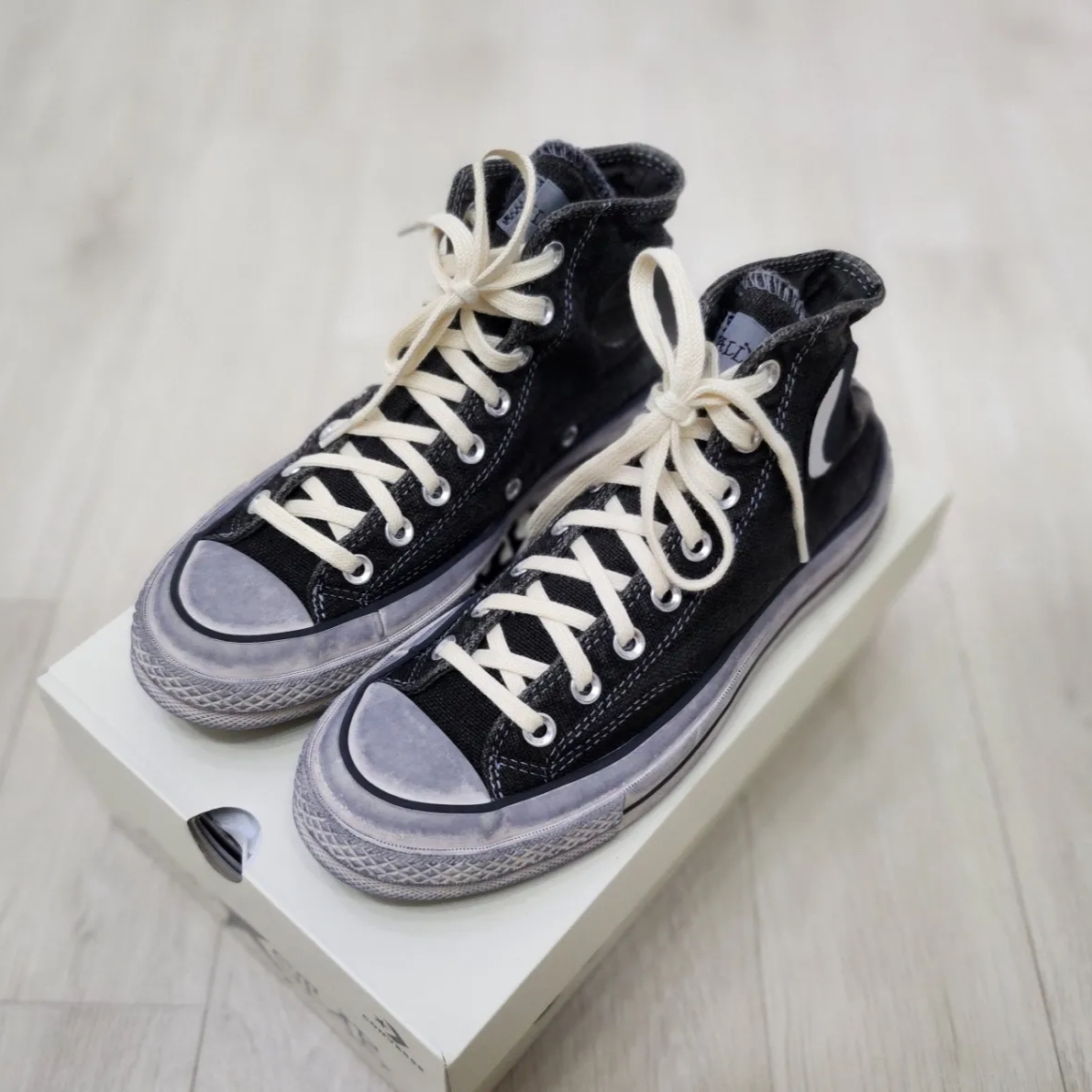Converse x Stussy x Our Legacy Work Shop Chuck 70 High Pigeon Grey 착용 스타일 - 2