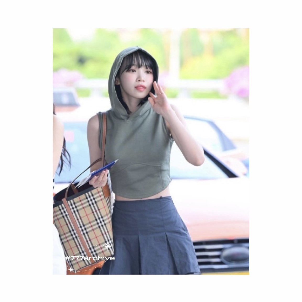 Burberry Medium London Tote Bag Briar Brown Black, Burberry Small London Tote Bag Briar Brown Black 착용 스타일 - 3