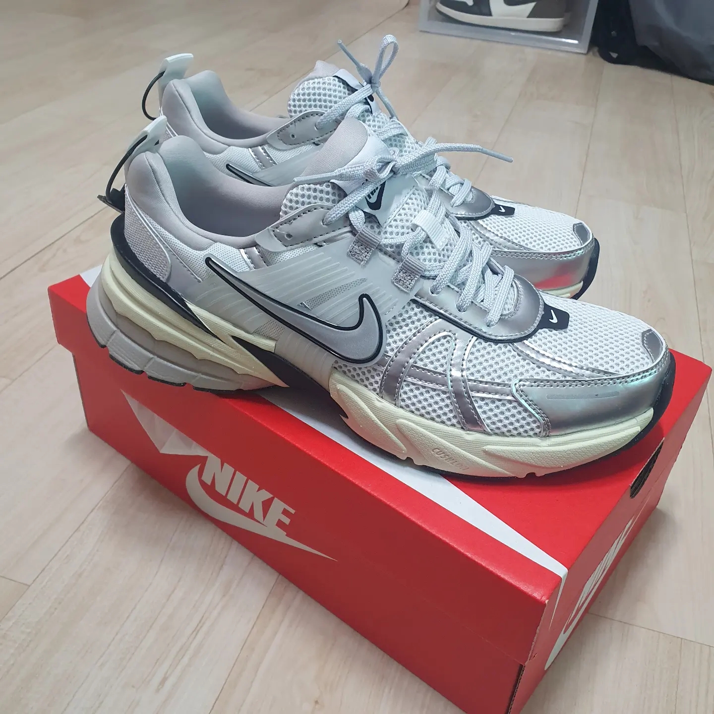 Nike V2K Run Summit White Metallic Silver 착용 스타일 - 3