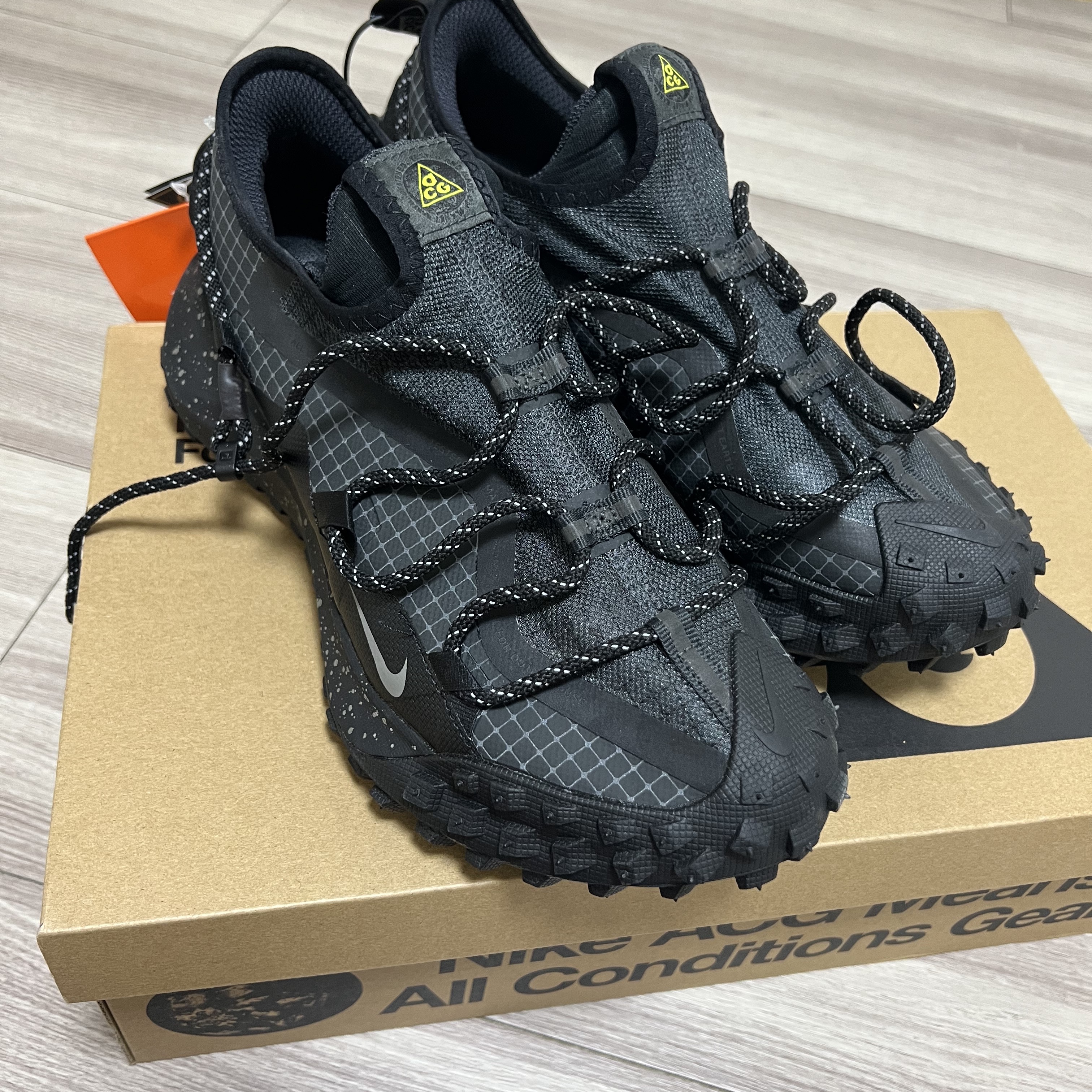 Nike ACG Mountain Fly Low Gore-Tex SE Dark Smoke Grey 착용 스타일 - 1