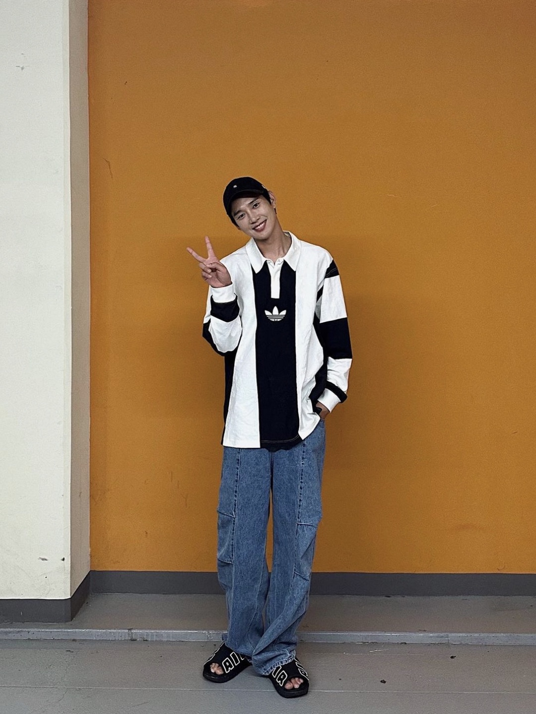 Nike Air More Uptempo Slide Black White, Supreme Perfect Season Football Jersey White - 23SS 착용 스타일 - 3