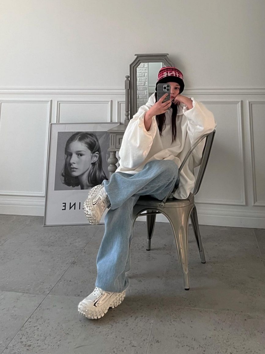 Celine Beanie in Ski Jacquard Wool Black Pink 착용 스타일