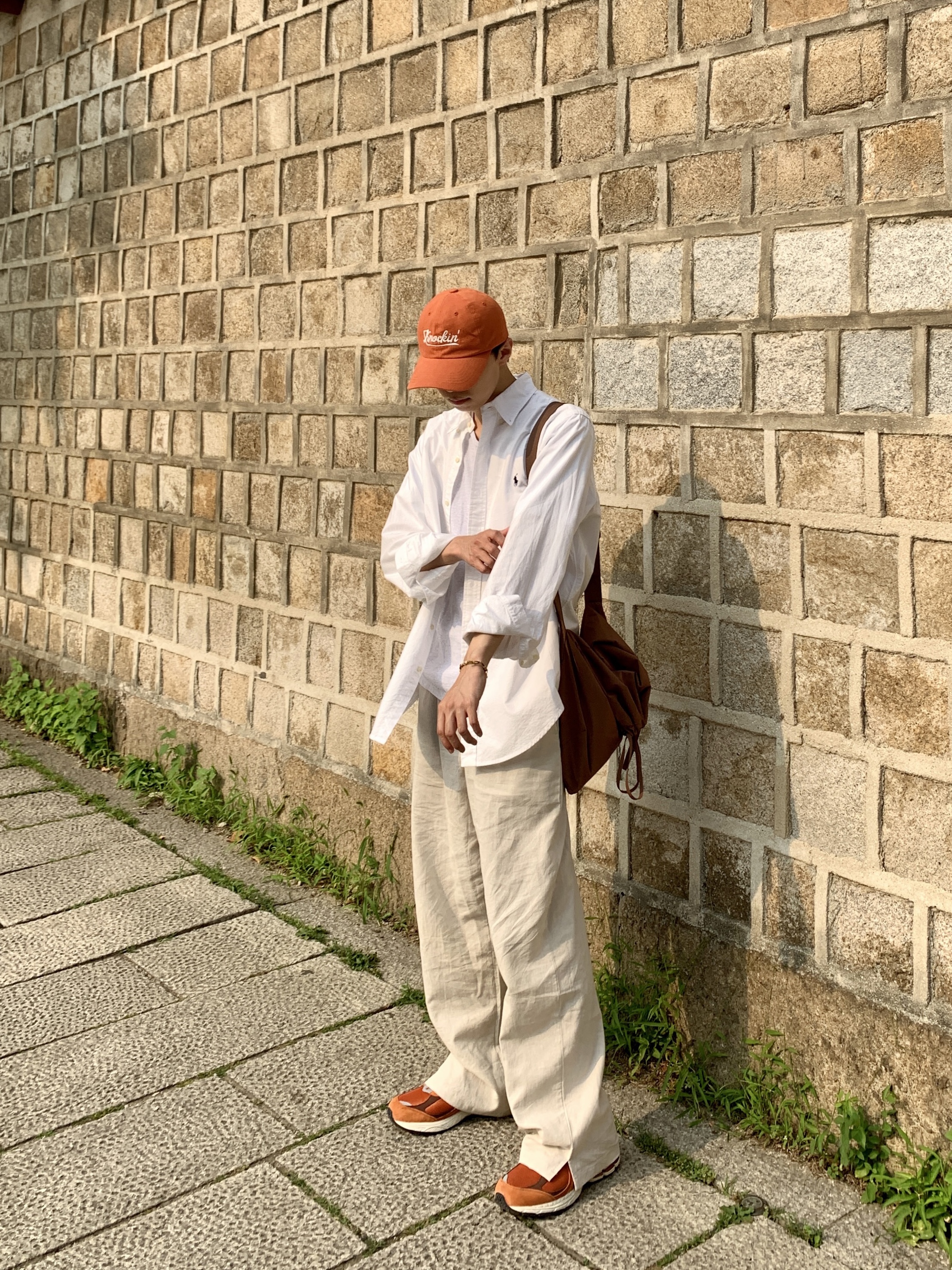 Uniqlo U Drawstring Shoulder Bag Brown, [30% 적립] Polo Ralph Lauren Classic Fit Garment Dyed Oxford Shirt White 착용 스타일 - 1
