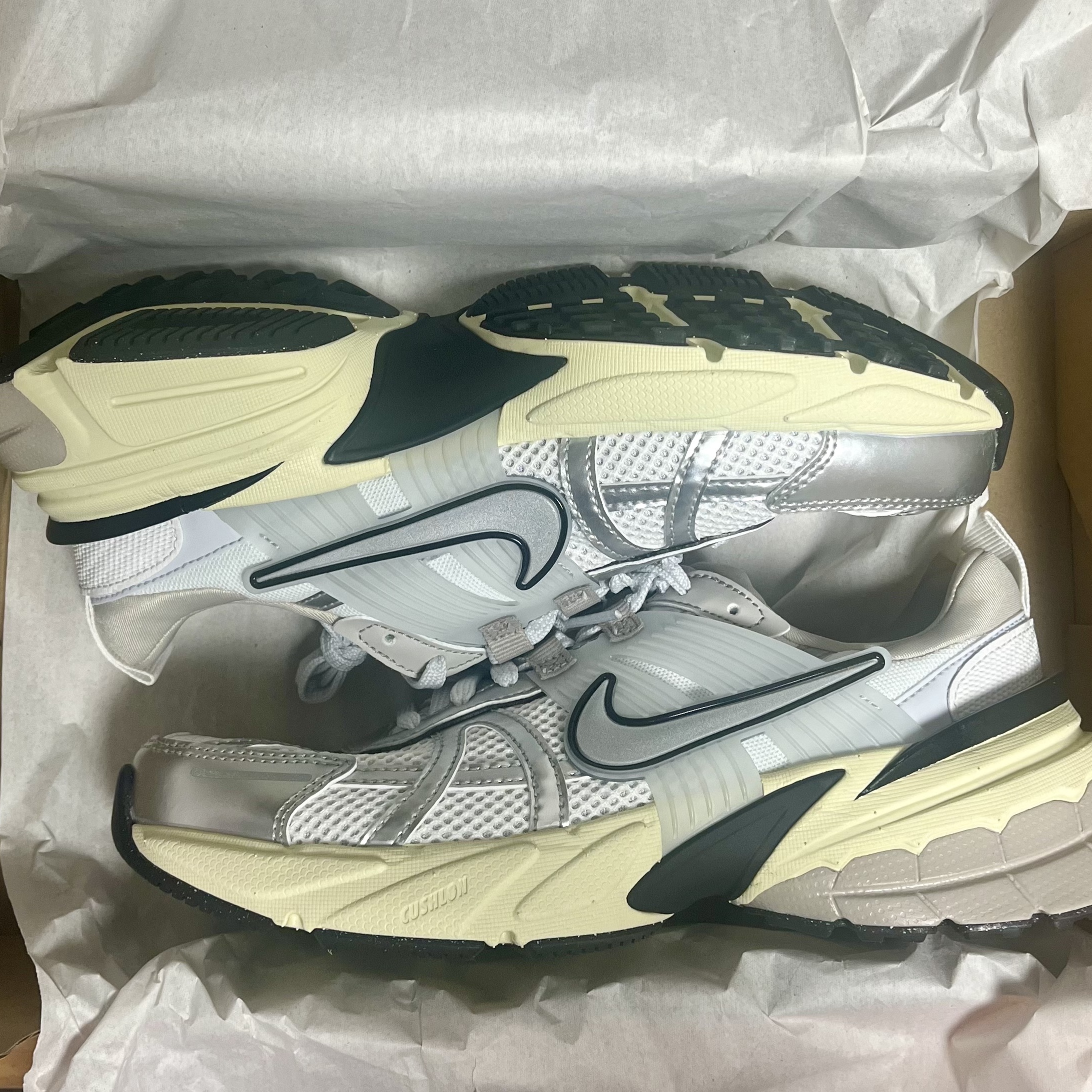 Nike V2K Run Summit White Metallic Silver 착용 스타일