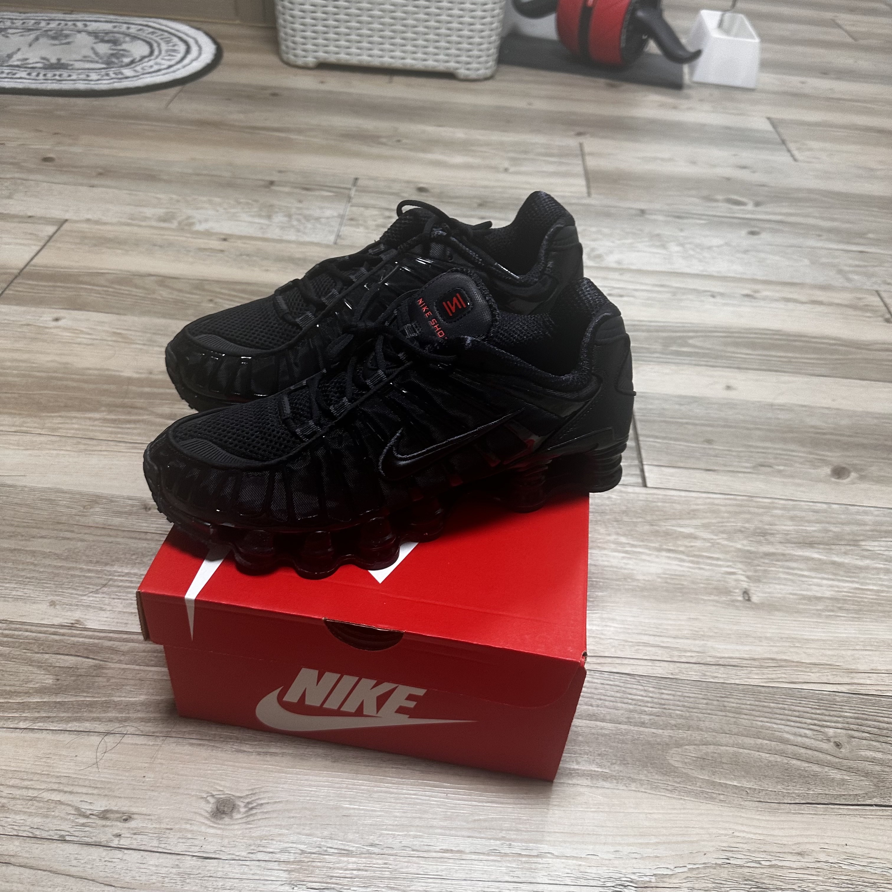 (W) Nike Shox TL Black and Max Orange 착용 스타일 - 2