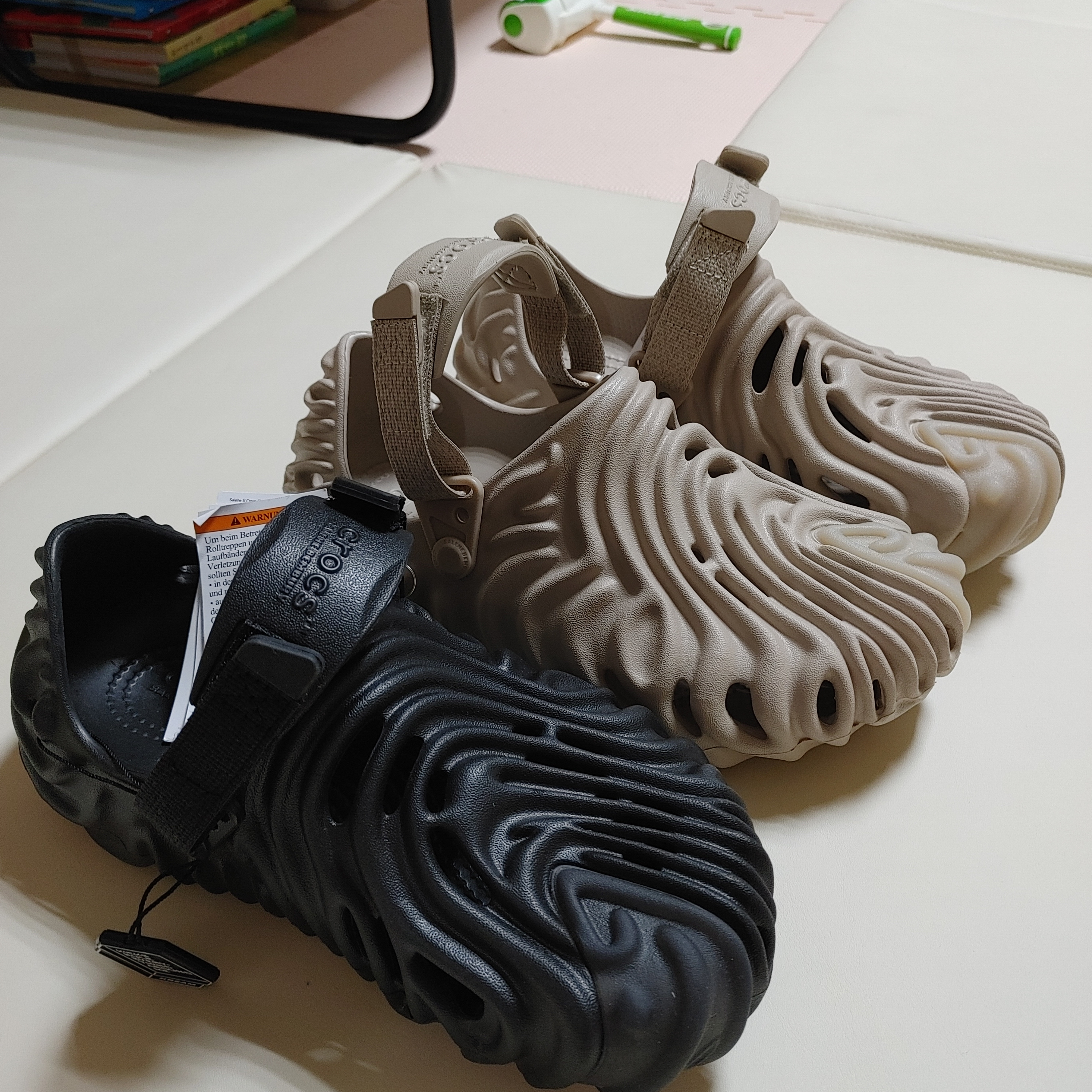 Crocs x Salehe Bembury Pollex Clog Sasquatch, Crocs x Salehe Bembury Pollex Clog Horchata 착용 스타일 - 2